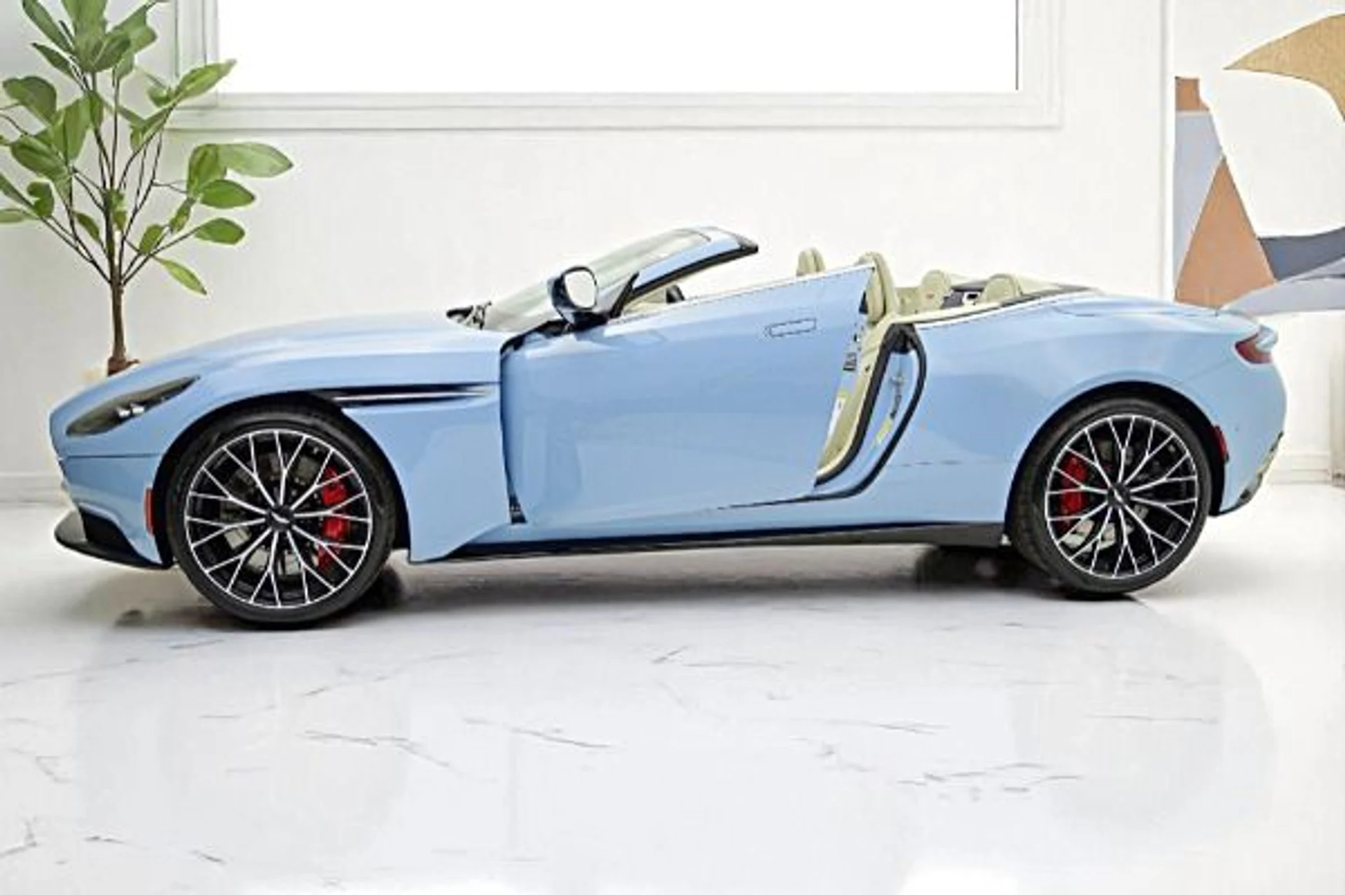 mph002_94557210_Used_2023_Aston_Martin_DB_11_Volante_2555e957e3