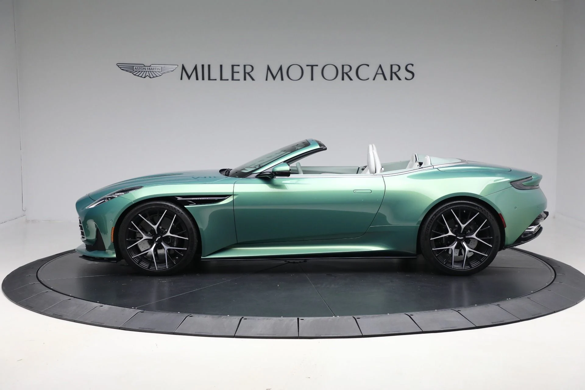 mph002_962738195_New_2025_Aston_Martin_DB_12_Volante_8bf15160af
