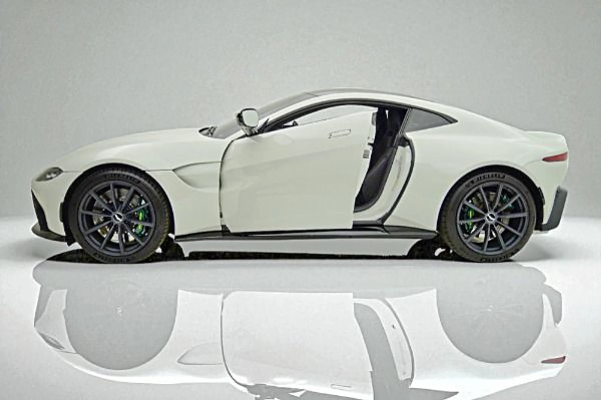 mph002_996034523_Used_2019_Aston_Martin_Vantage_60009a626f