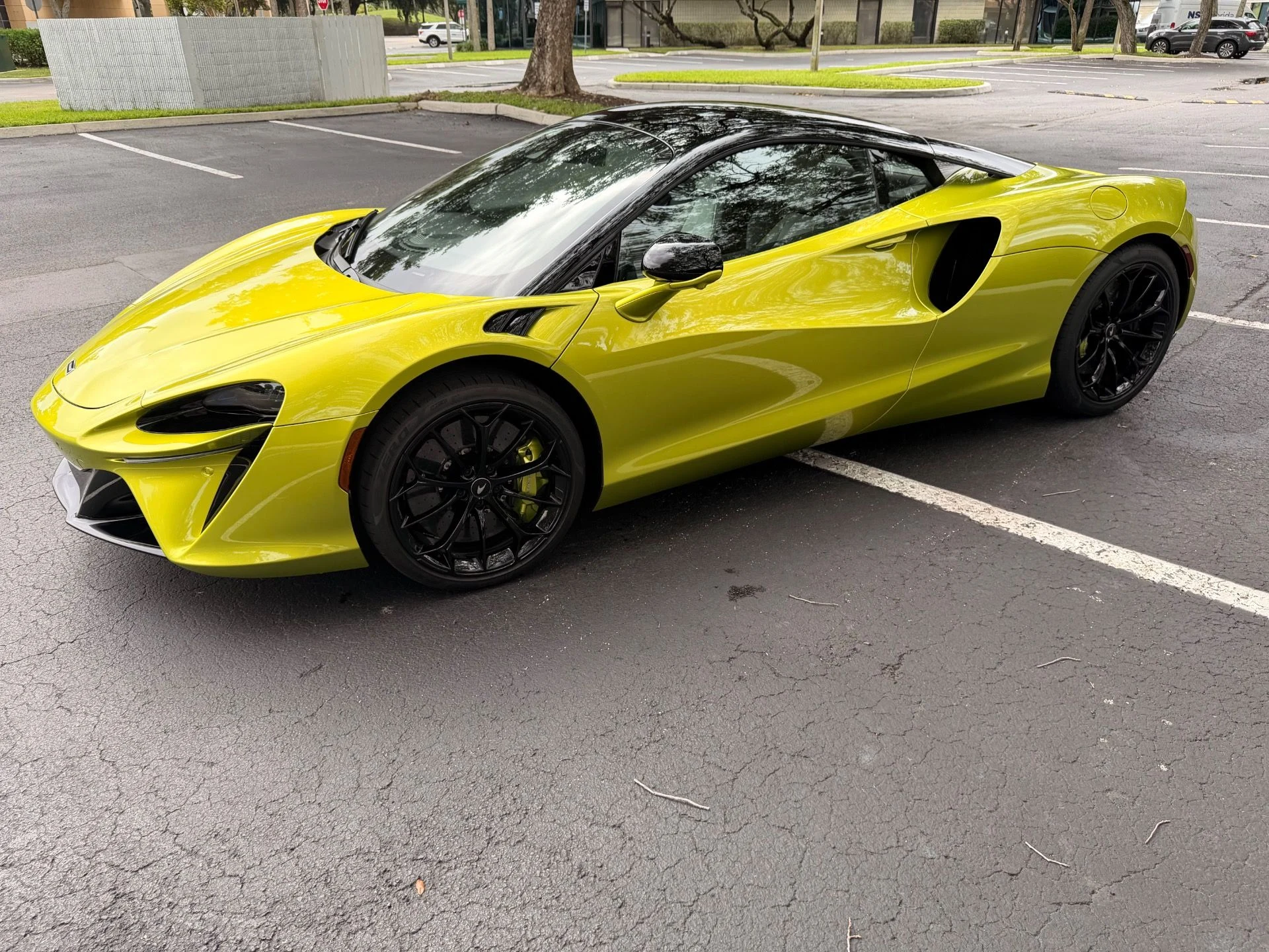 mph003_1020479345_Used_2023_Mc_Laren_Artura_1765484430_126b6c3860