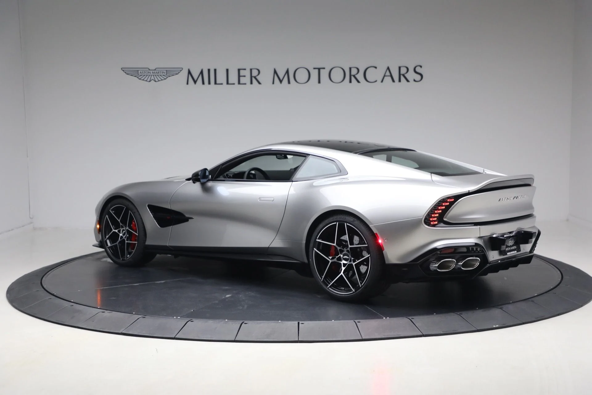 mph003_1058005783_New_2026_Aston_Martin_Vanquish_1767630321_ec5e7e9d4a