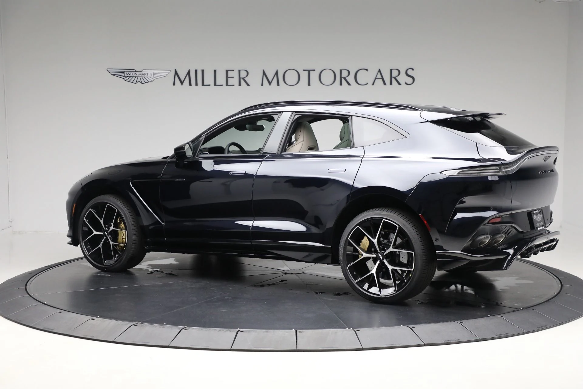 mph003_1062637610_New_2025_Aston_Martin_DBX_707_21519748cc