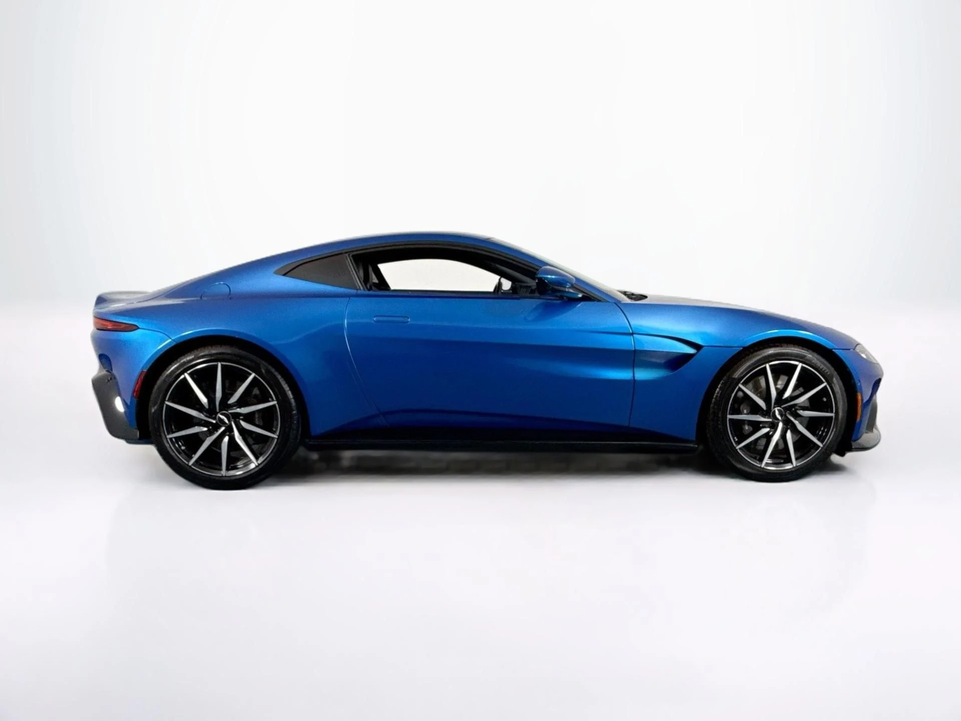 mph003_1071381248_Used_2019_Aston_Martin_Vantage_1784071653_2908dfc90e