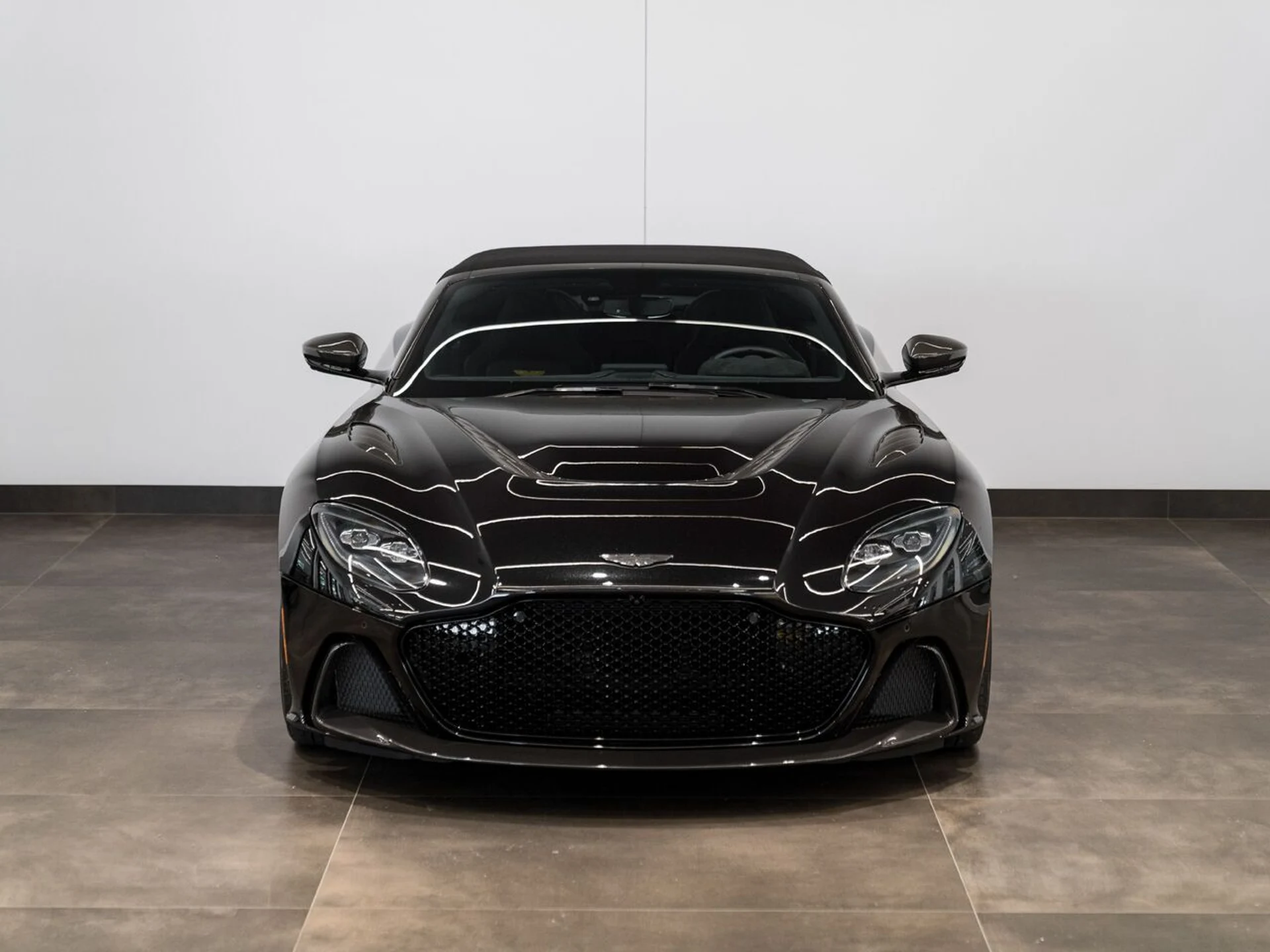 mph003_1073945106_aston_martin_dbs_2023_jpg_v_1773863537_f89c9fbe8c