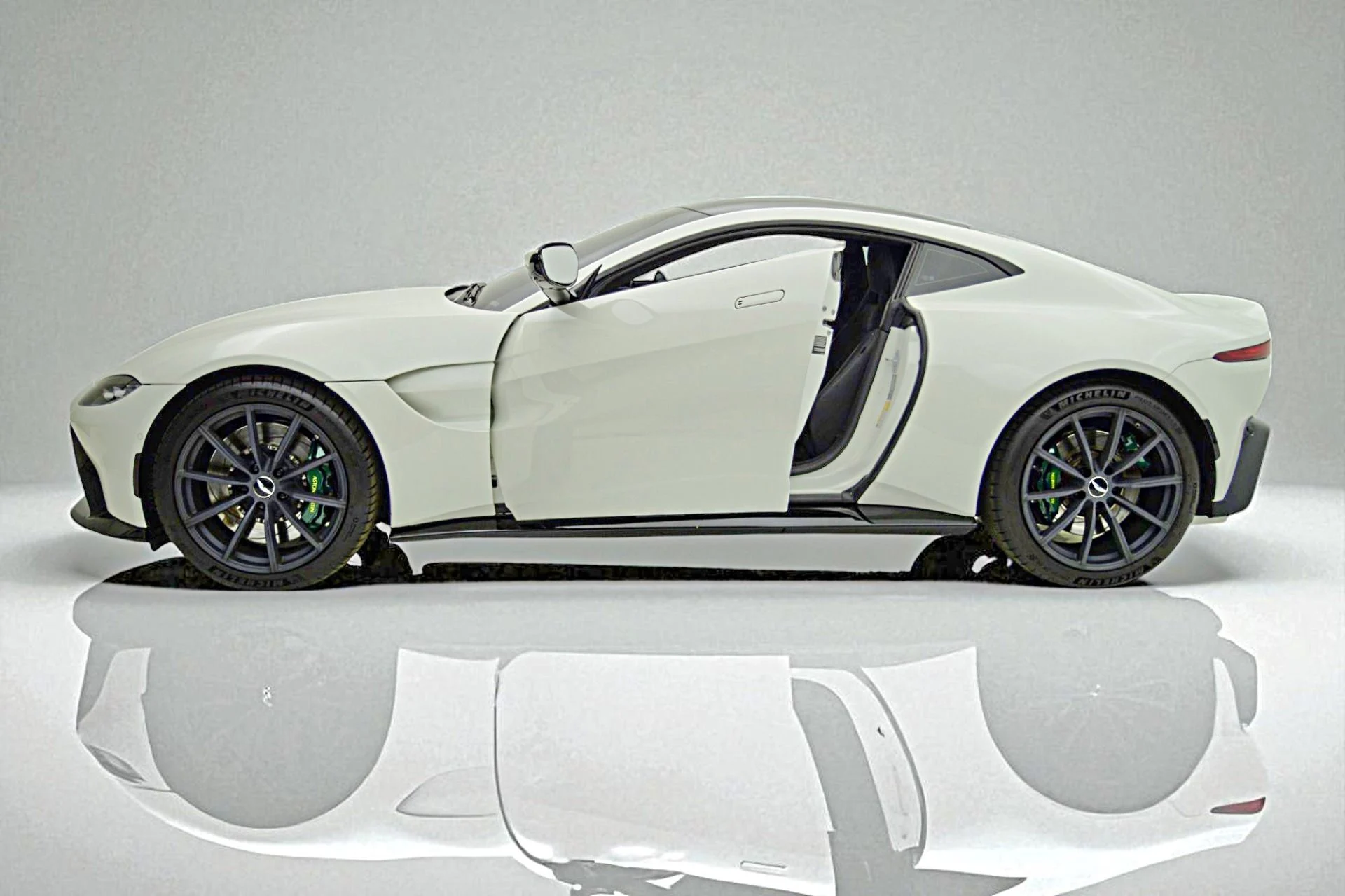 mph003_1091354535_Used_2019_Aston_Martin_Vantage_Coupe_a4cfccddd1