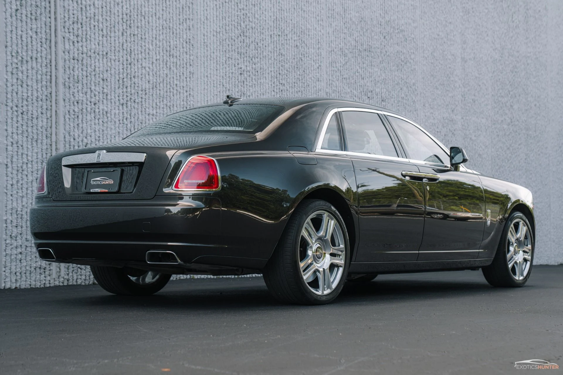 mph003_1187210221_Used_2015_Rolls_Royce_Ghost_w_Rear_Theatre_Picnic_Tables_1754343563_68896517db