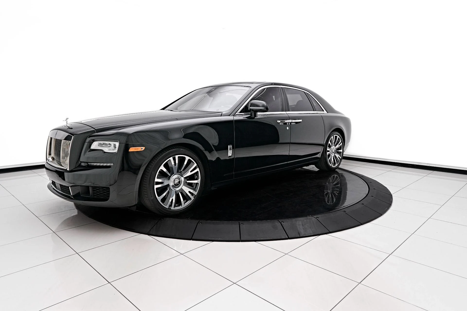 mph003_1200095227_Used_2019_Rolls_Royce_Ghost_Base_1713298106_9f9b0e0ab5