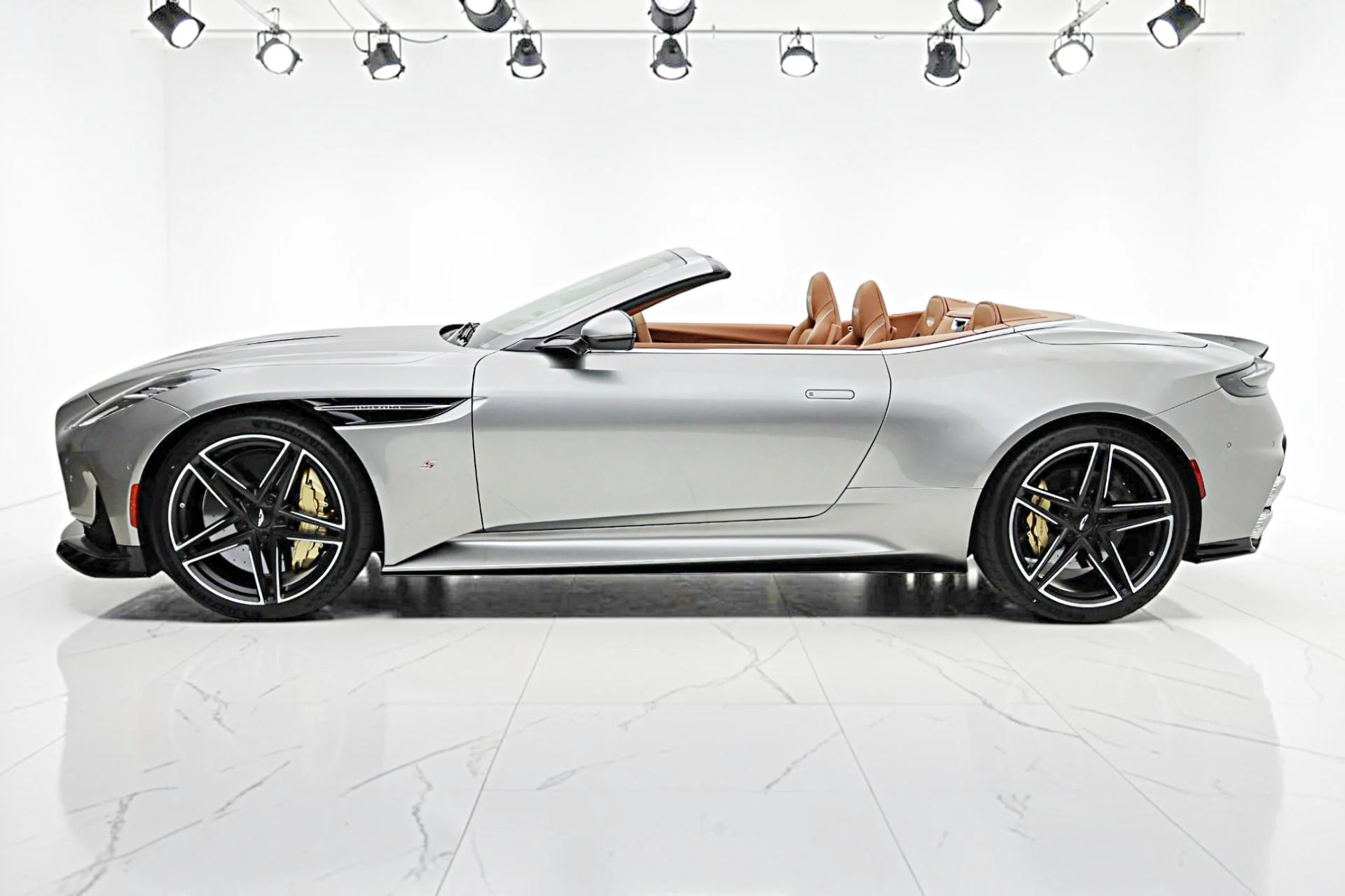 mph003_1216150021_New_2026_Aston_Martin_DB_12_S_Volante_c64e40bace