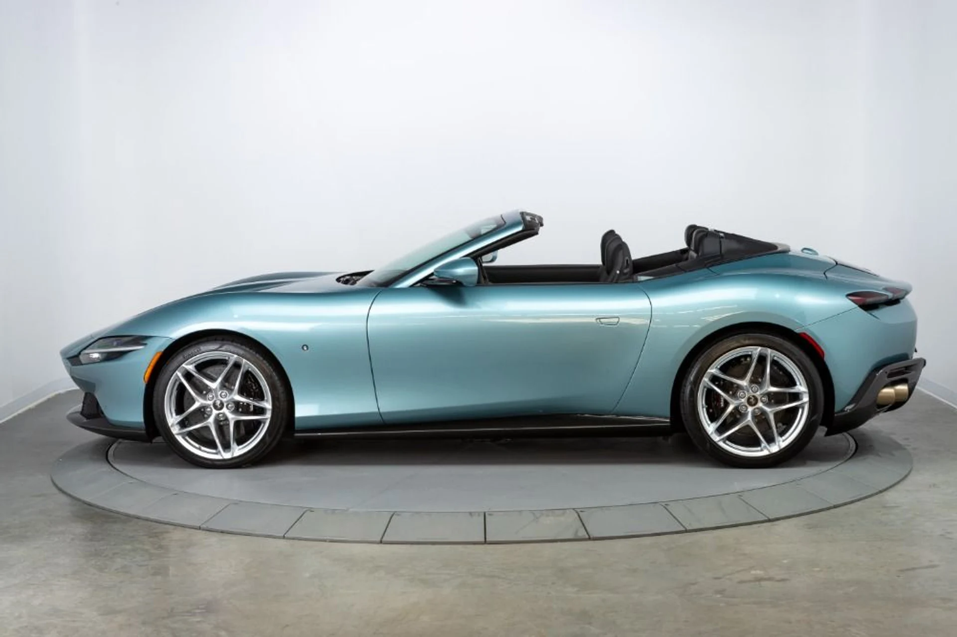 mph003_1236428683_Used_2024_Ferrari_Roma_Spider_3fe47681a7