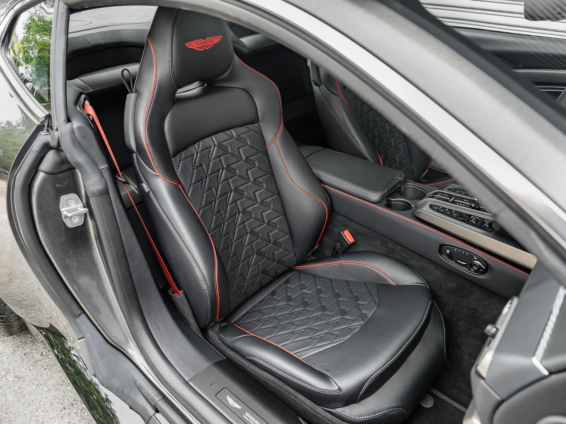 mph003_1250815986_Used_2025_Aston_Martin_Vanquish_Coupe_1780612104_f4c8a1ddd1