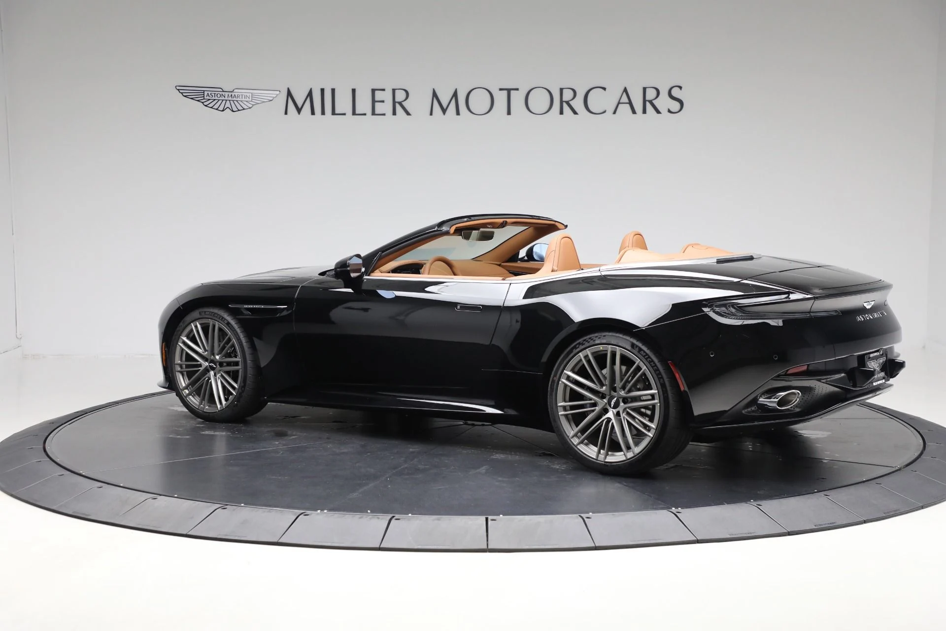 mph003_1257310319_New_2025_Aston_Martin_DB_12_Volante_de3dfa1d4b