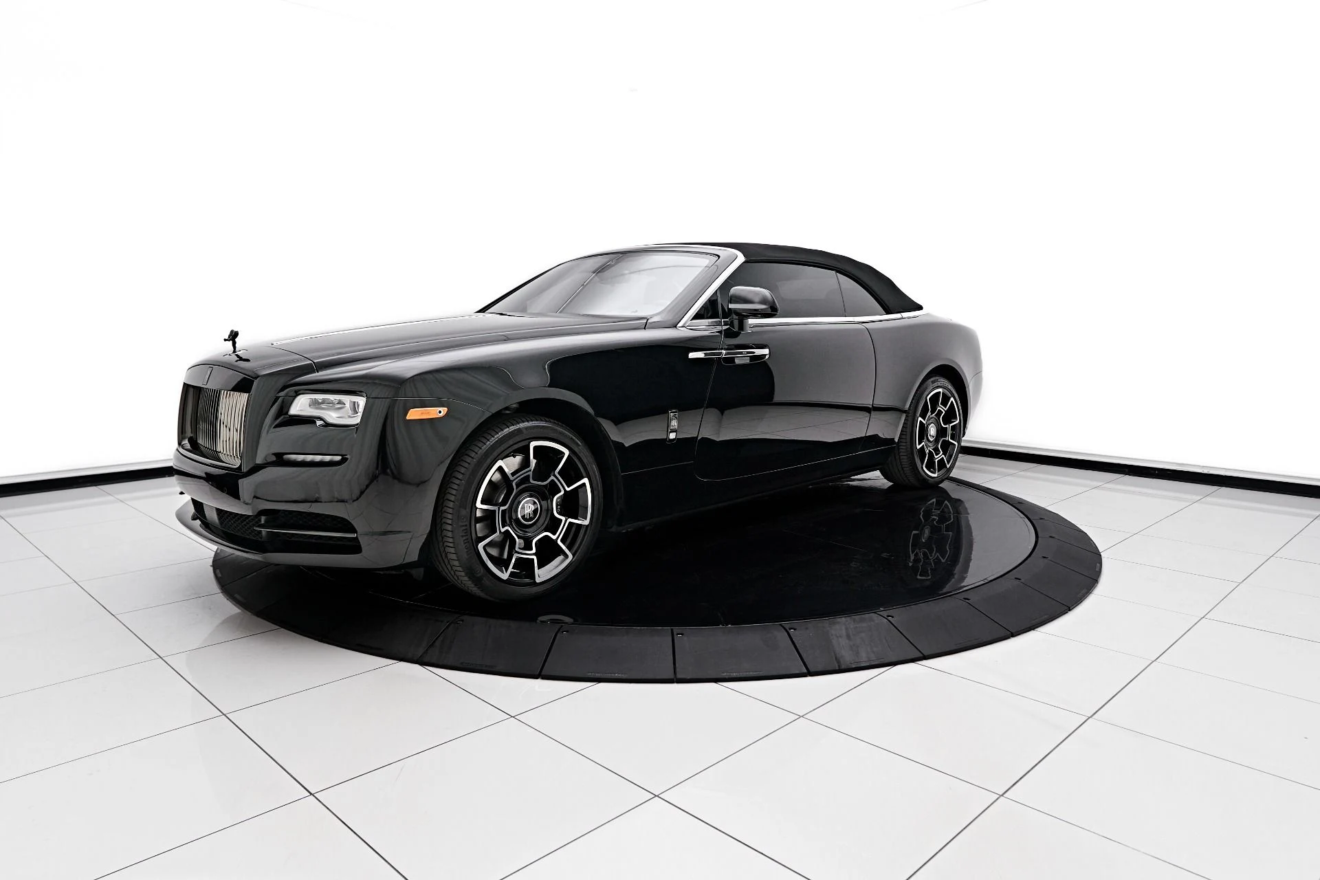 mph003_1295996456_Used_2018_Rolls_Royce_Dawn_Base_1712097655_770c475b74