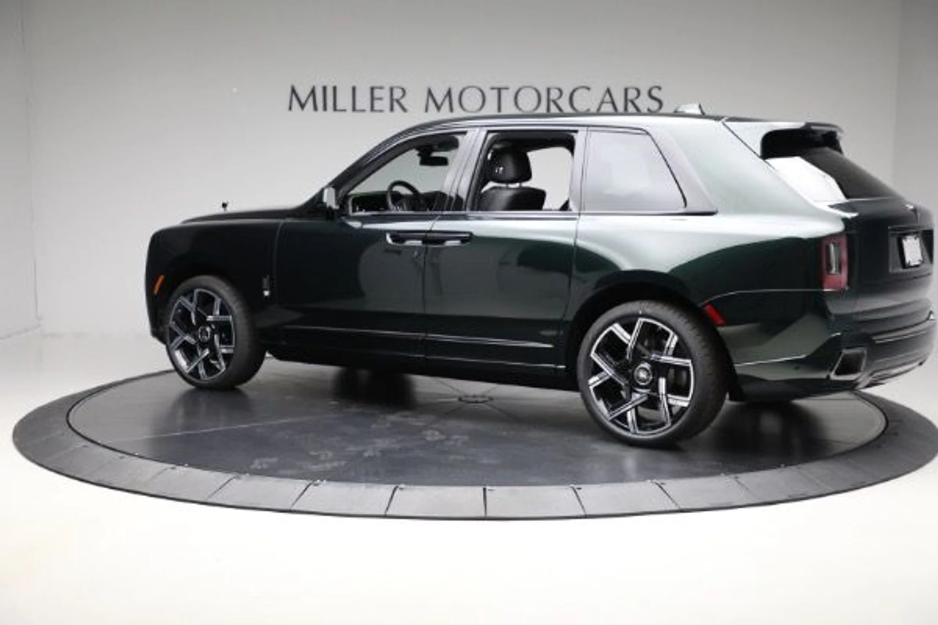 mph003_1297959571_New_2025_Rolls_Royce_Black_Badge_Cullinan_a71ad5e273