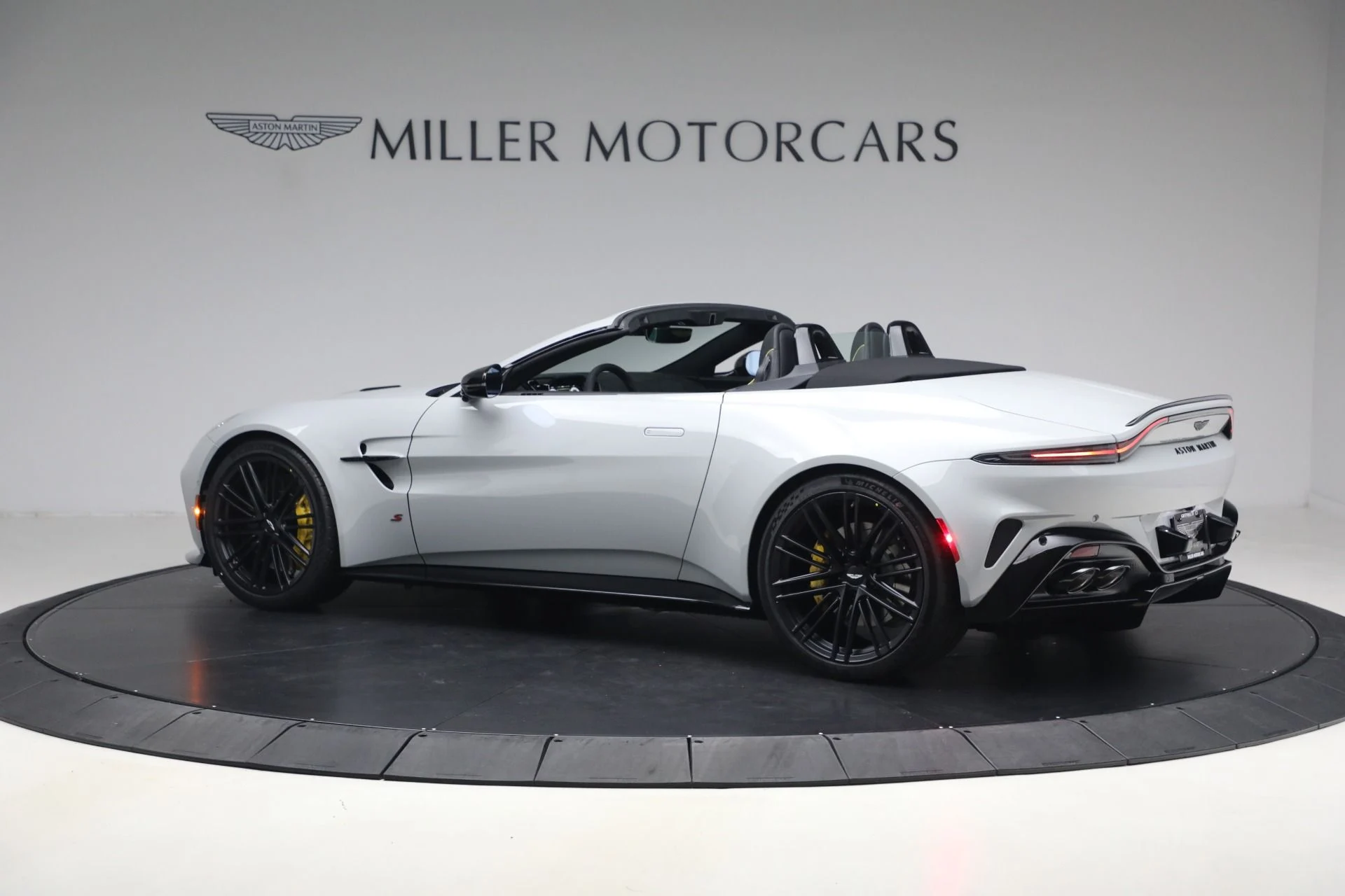 mph003_1341599660_New_2026_Aston_Martin_Vantage_S_Roadster_1776800186_6f75ee3dc4