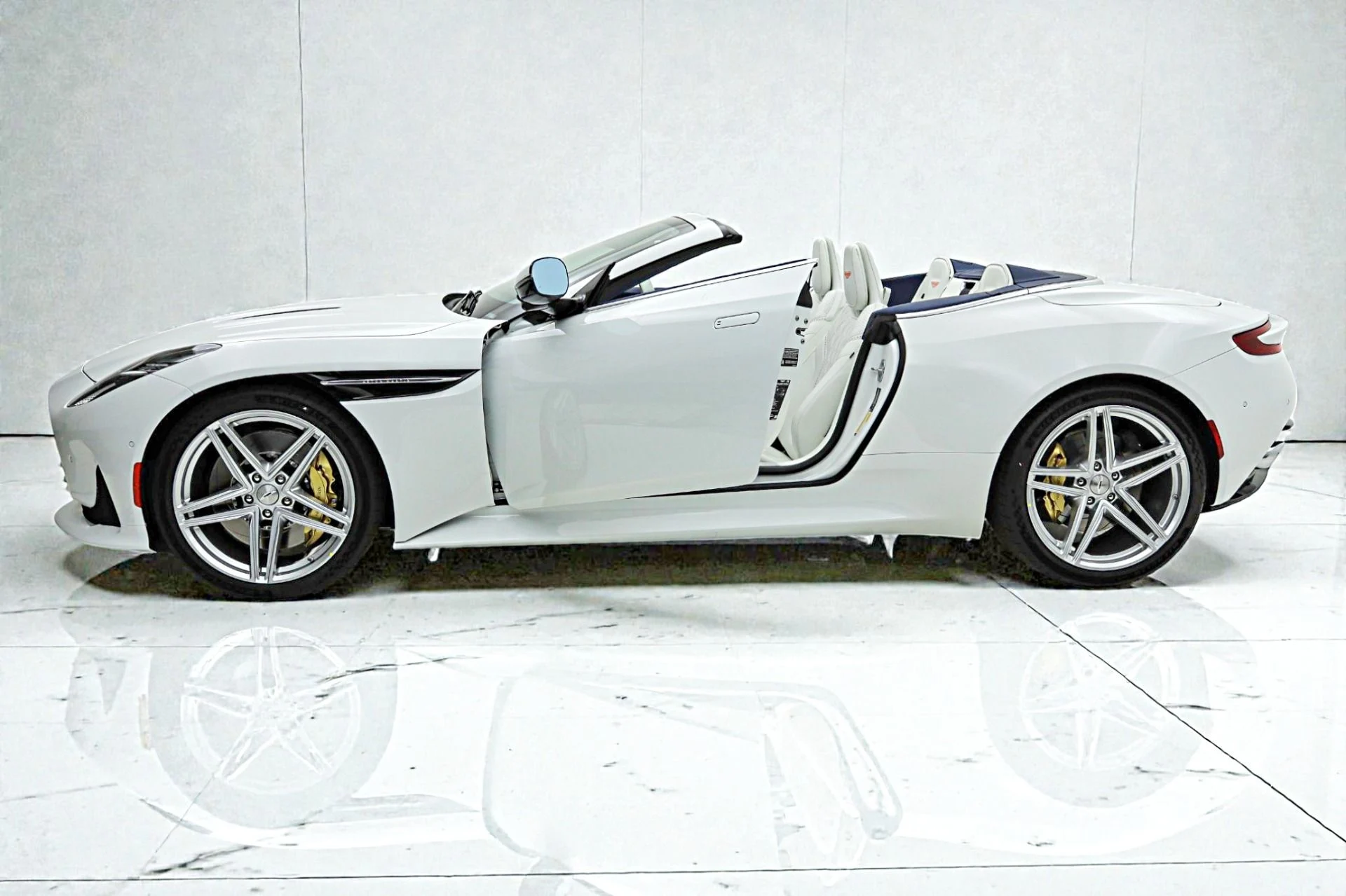 mph003_1346309238_Used_2026_Aston_Martin_DB_12_Volante_47aea59910