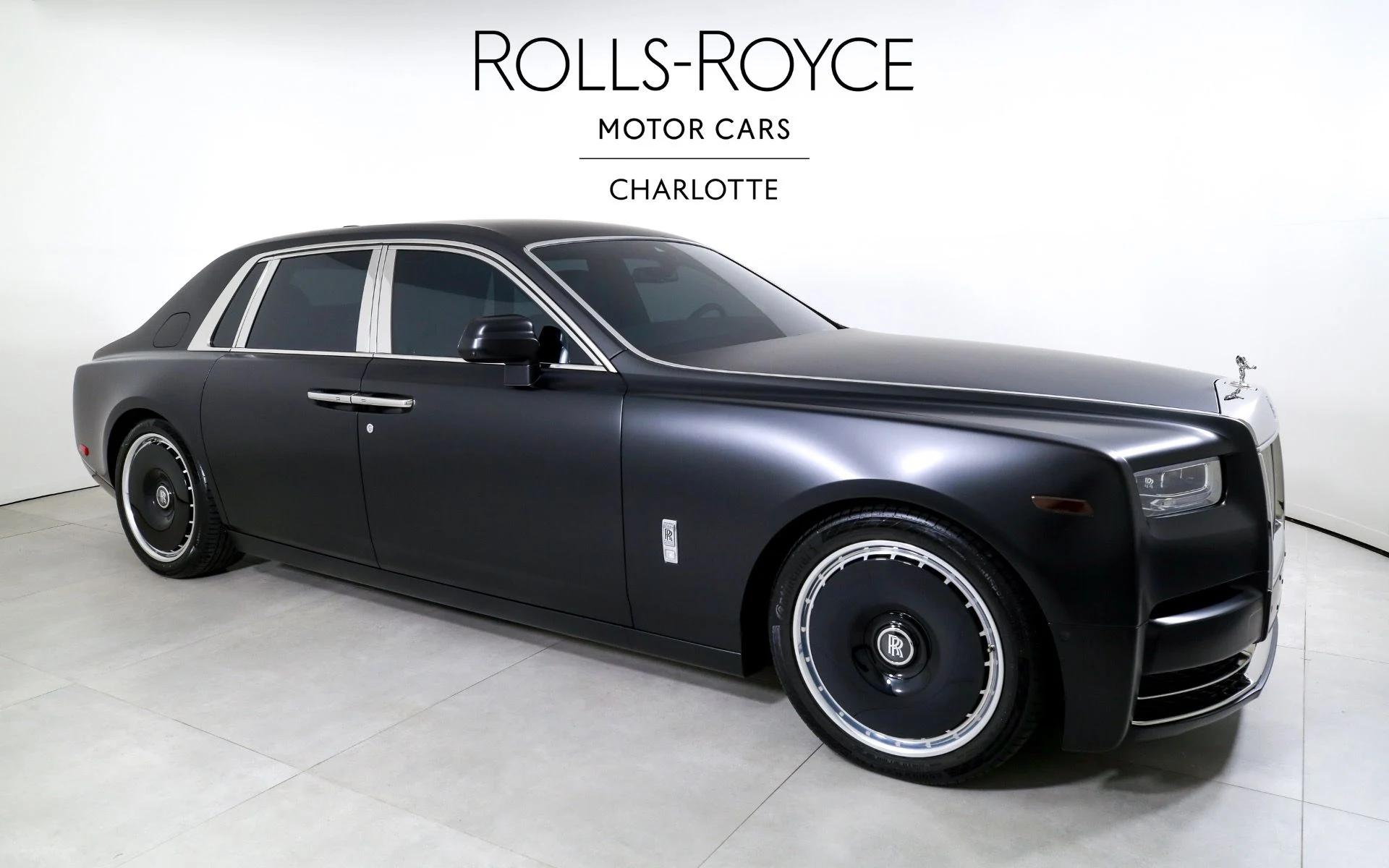 mph003_13618467_Used_2025_Rolls_Royce_Phantom_1759509476_a2552ed73b