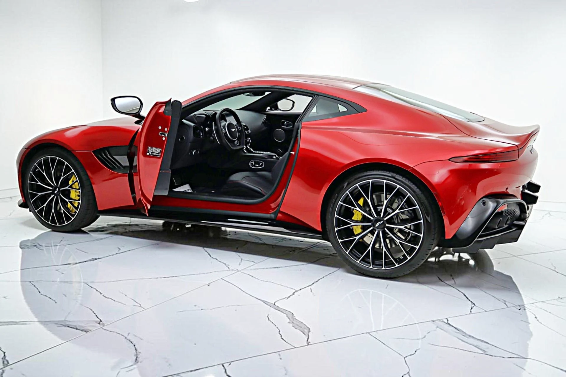 mph003_1412059141_Used_2023_Aston_Martin_Vantage_Coupe_5a6b25be8e