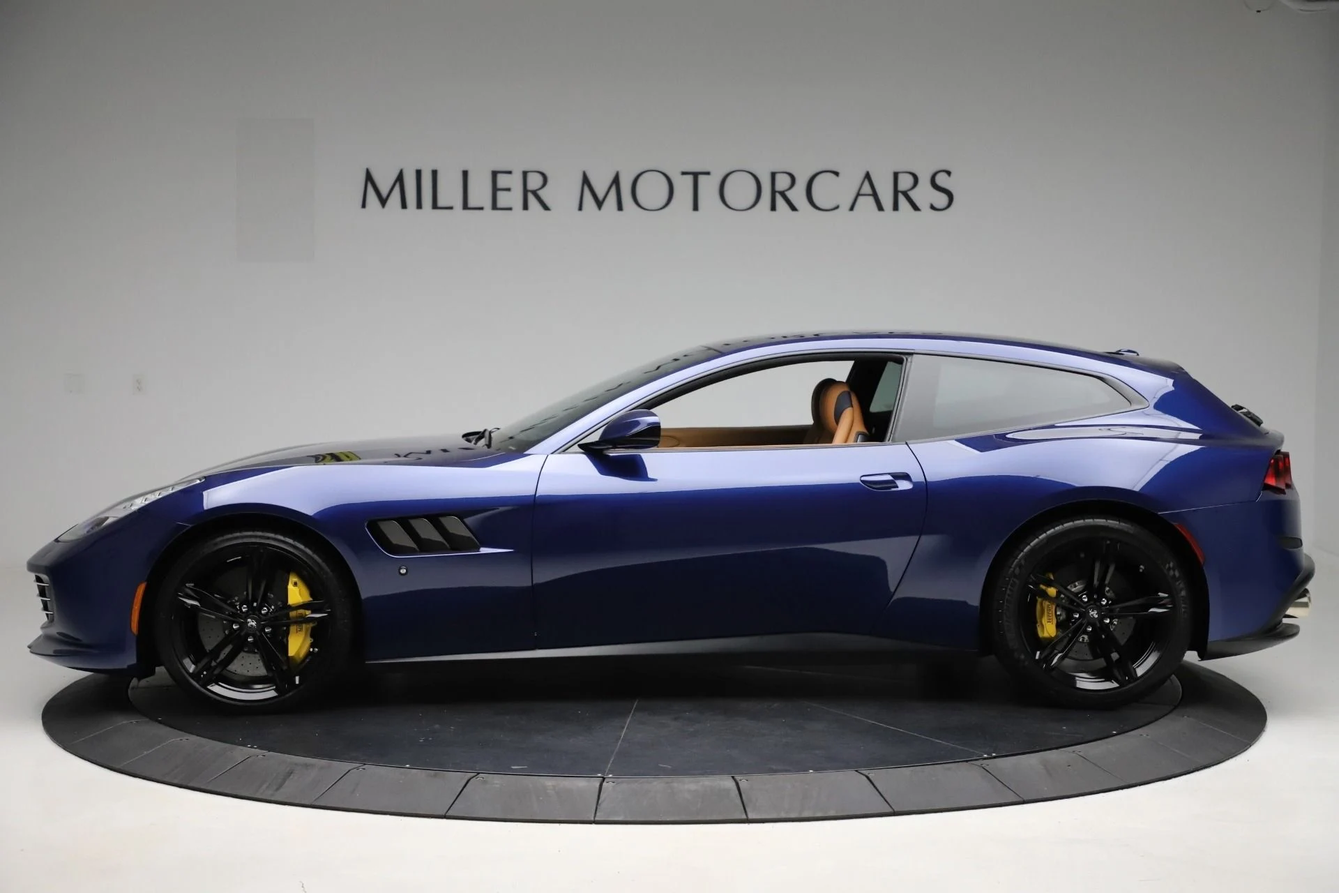 mph003_1446702586_Used_2017_Ferrari_GTC_4_Lusso_4258e8e2ee