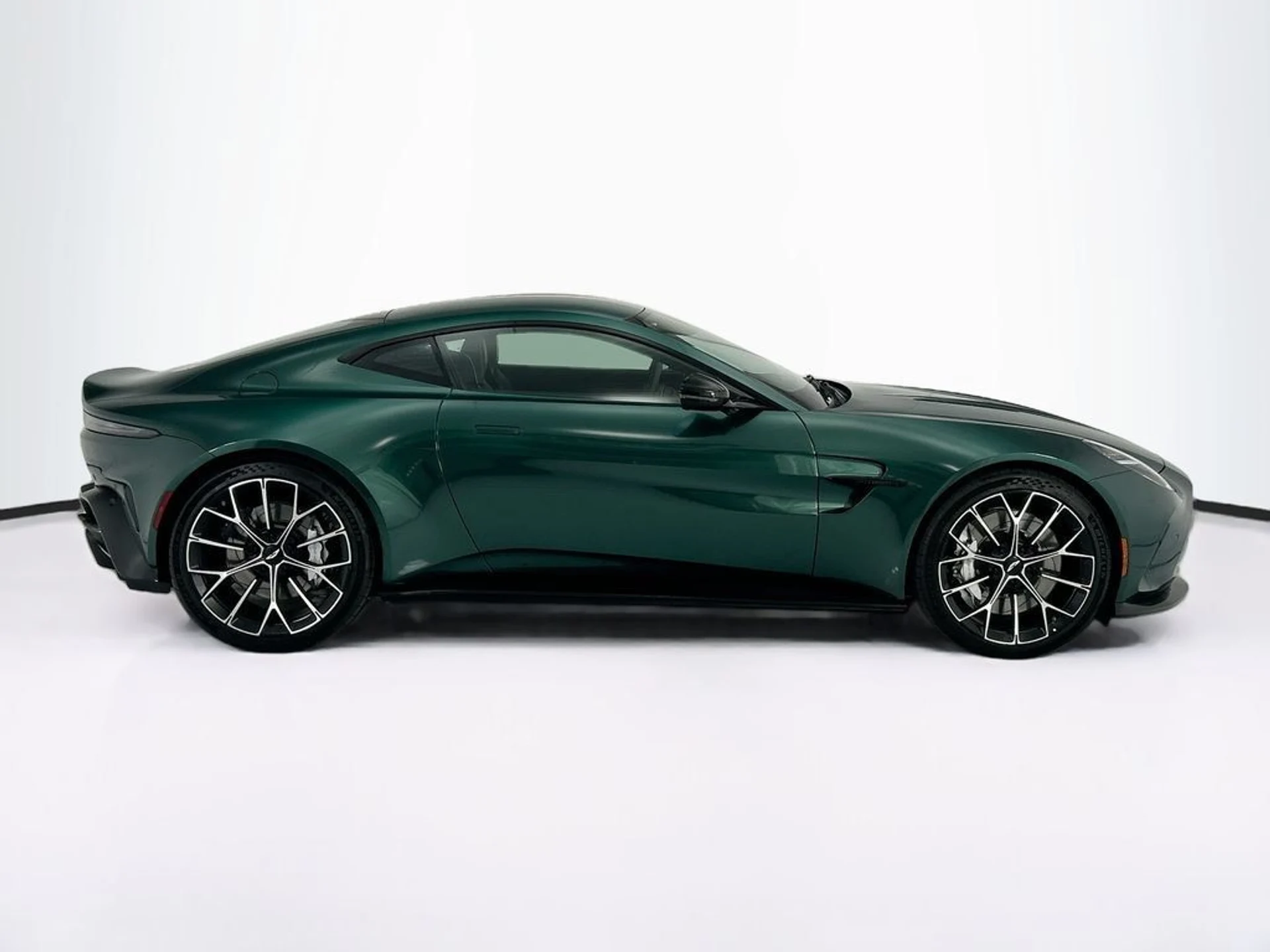 mph003_1521062222_used_2026_aston_martin_vantage_coupe_8119_23019330_4_1024_a056201d77