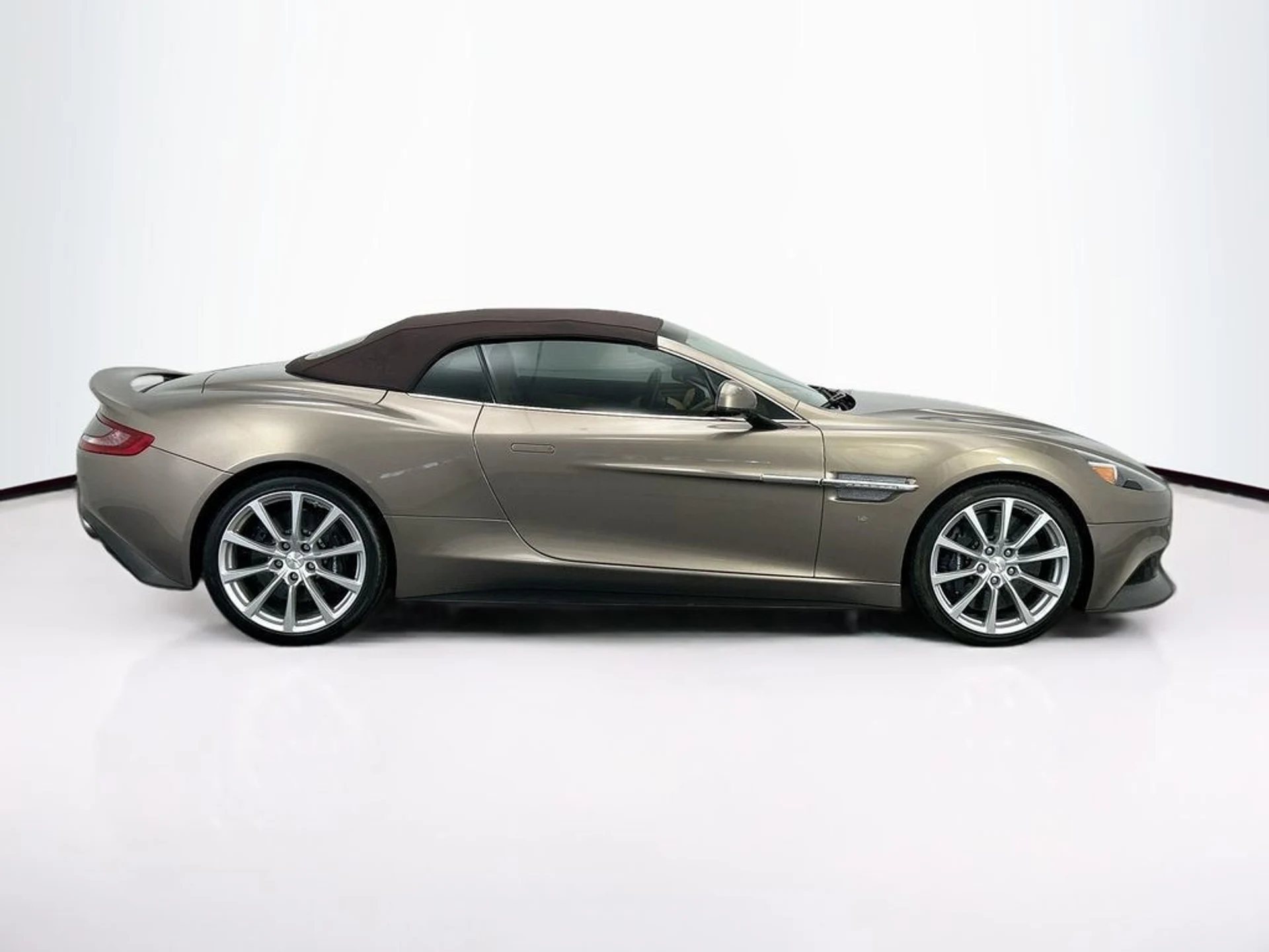 mph003_1537340463_used_2017_aston_martin_vanquish_volante_8119_22986074_4_1024_731e4f8cca