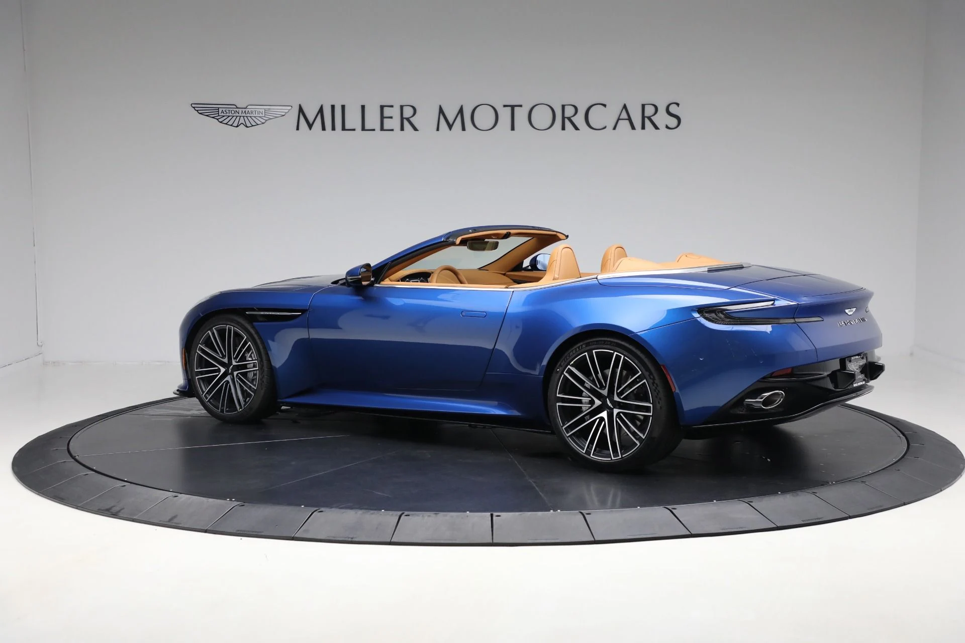 mph003_1539152495_New_2025_Aston_Martin_DB_12_Volante_be4ac642dc