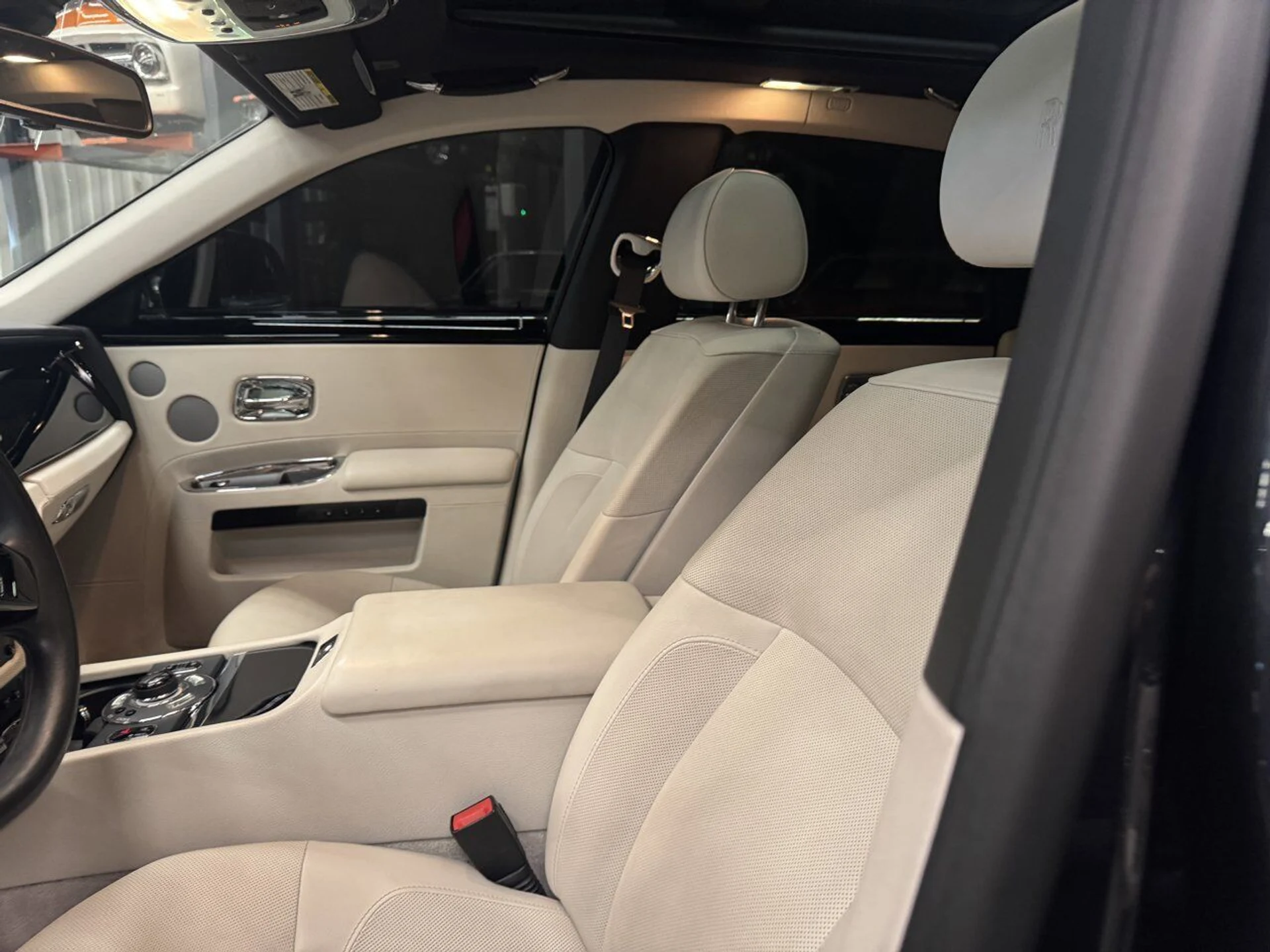 mph003_1540215484_rolls_royce_ghost_2012_f8a0a88a5e