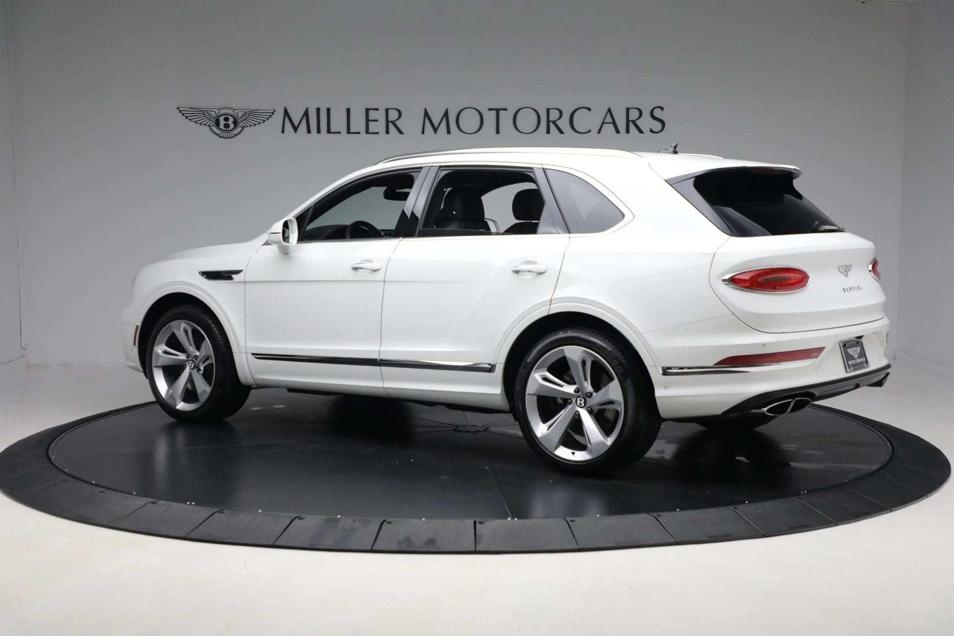 mph003_1543893208_Used_2023_Bentley_Bentayga_V8_5d5a3fe152