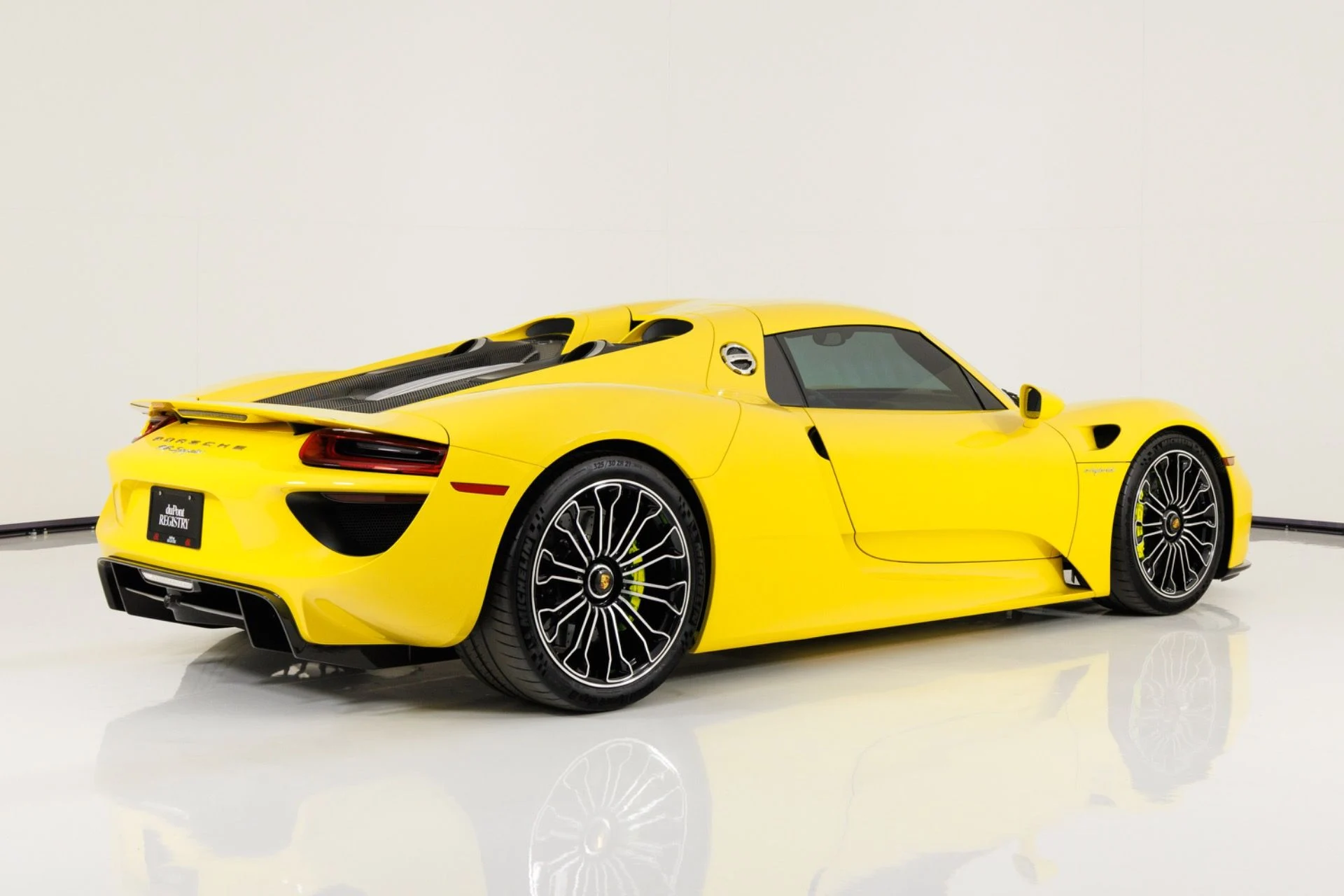 mph003_1544935835_Used_2015_Porsche_918_Spyder_1789427617_3b8a22f444