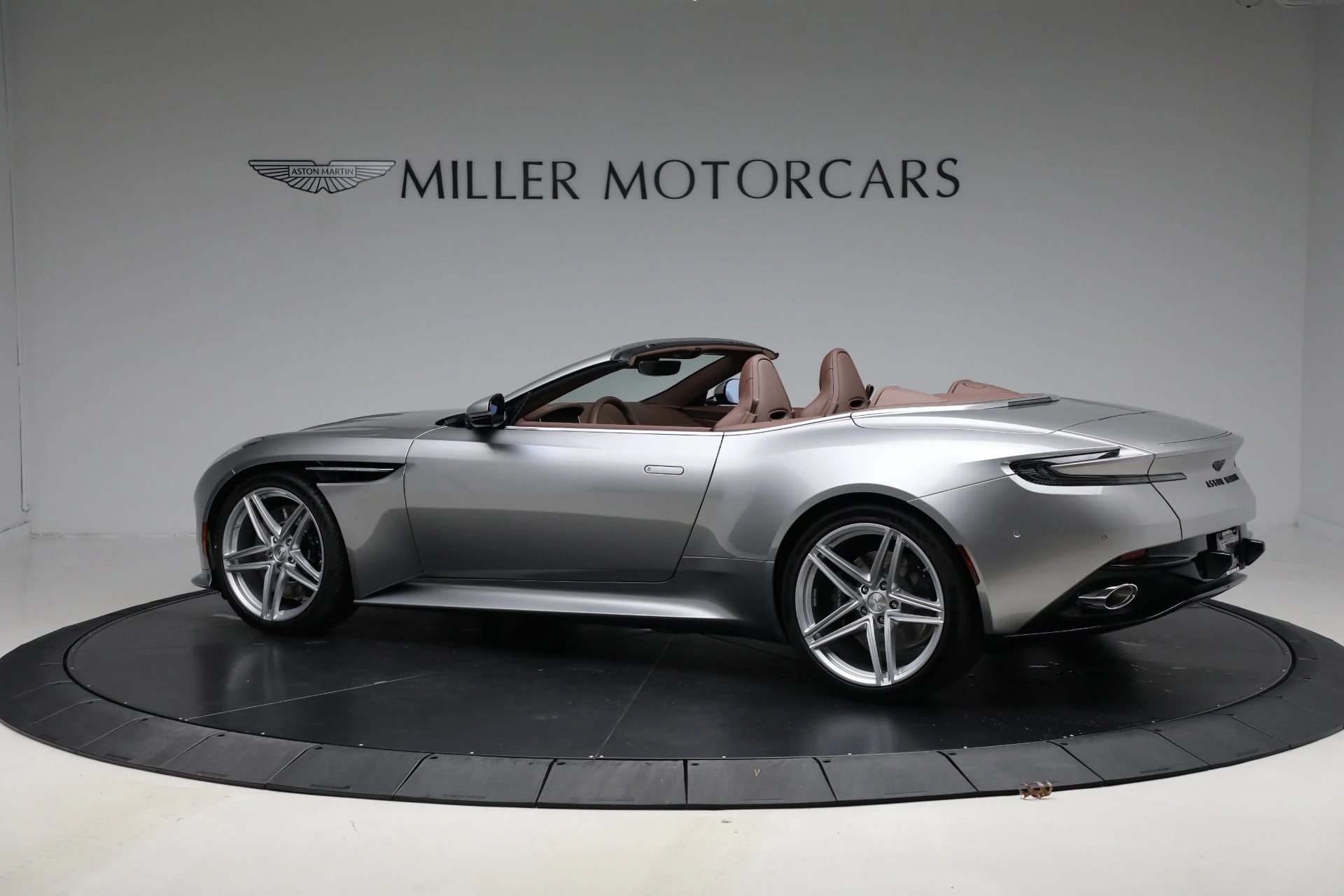 mph003_1556016165_New_2026_Aston_Martin_DB_12_Volante_1763416732_cace60b0f8