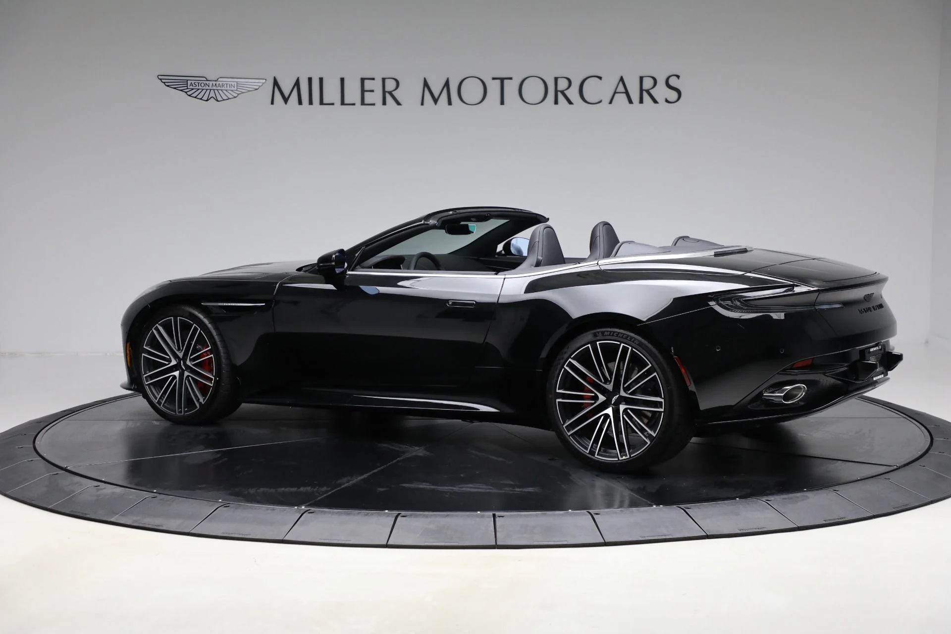 mph003_1566840958_New_2025_Aston_Martin_DB_12_Volante_68fd78b894