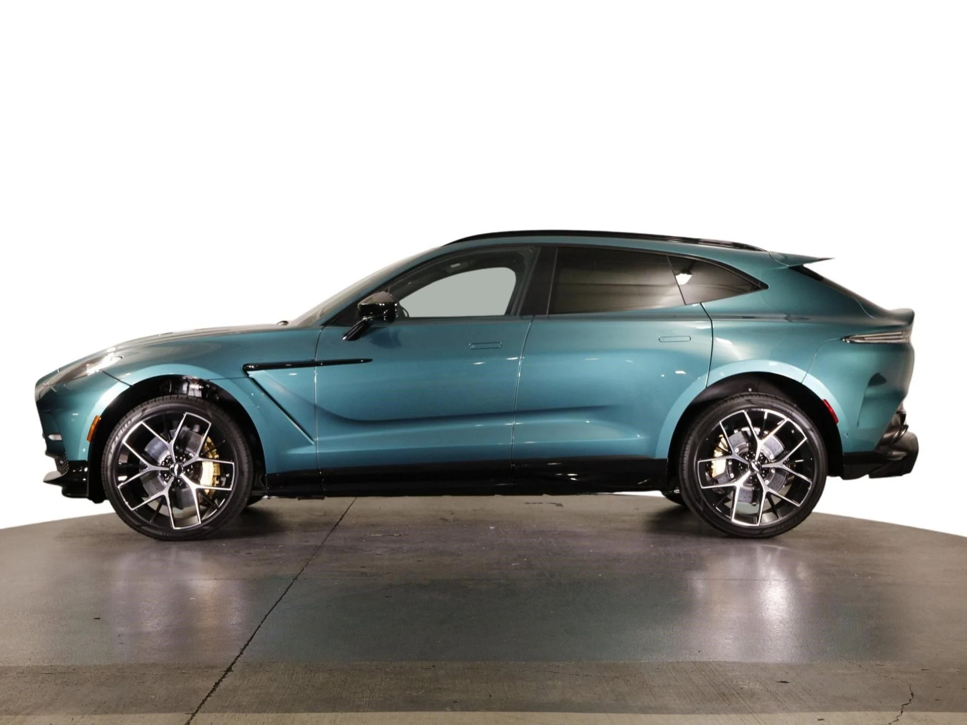 mph003_1590082303_Used_2024_Aston_Martin_DBX_707_1710413865_04f9f10ef0