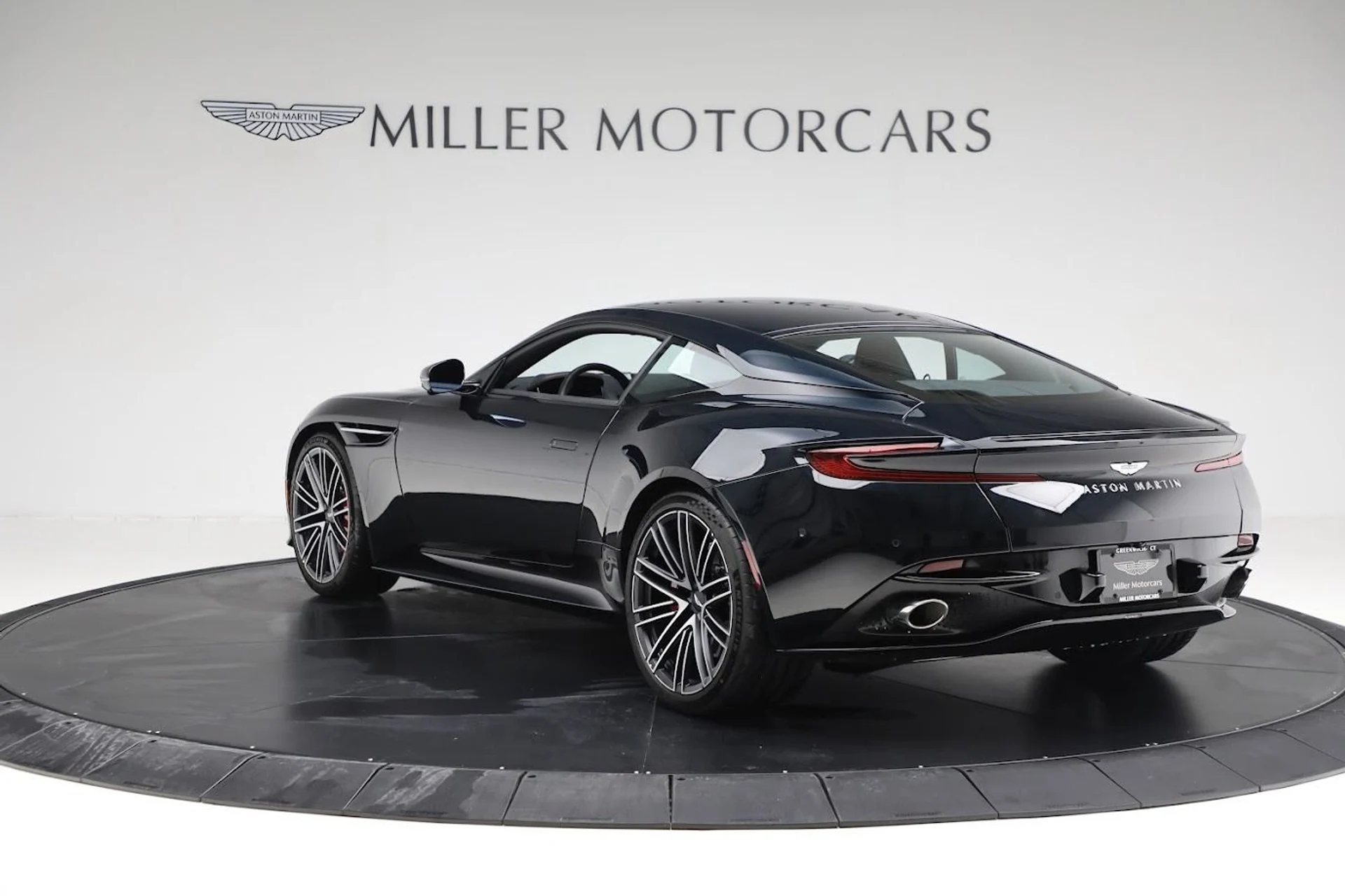 mph003_167057466_Used_2024_Aston_Martin_DB_12_V8_41cd21b861