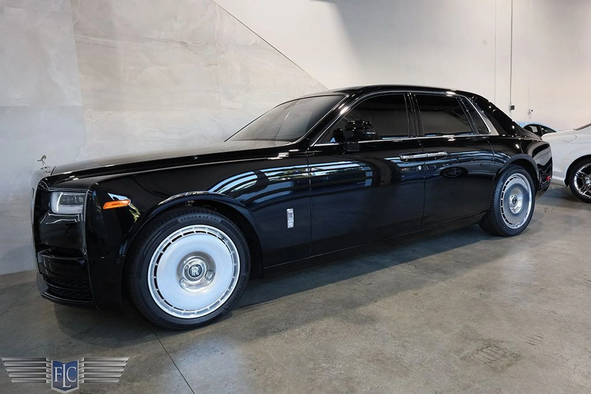 mph003_1696858973_used_2022_rolls_royce_phantom_sedan_9689_23002313_4_1024_52ec9896c6
