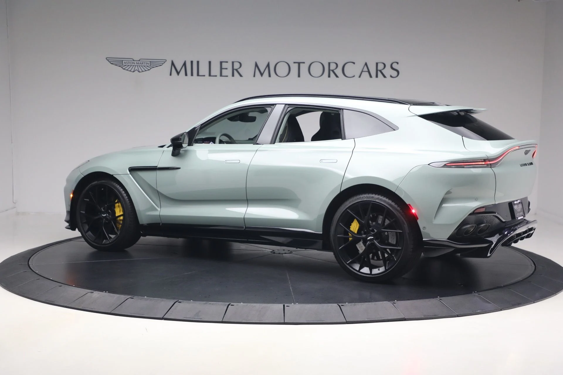 mph003_1704808092_Used_2025_Aston_Martin_DBX_707_1782571059_c01c4a65bd