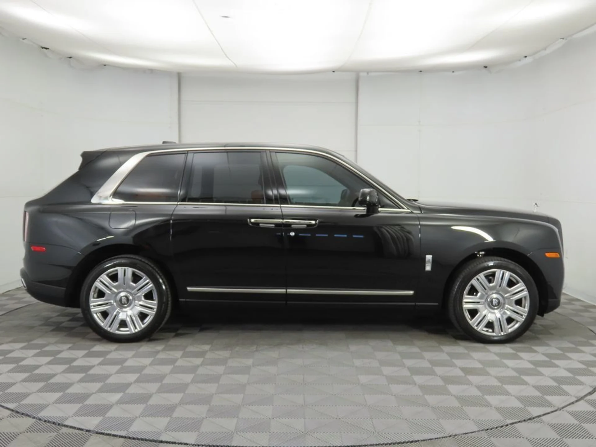 mph003_177997641_used_2023_rolls_royce_cullinan_sportutility_8119_22974083_4_1024_161ef0e380