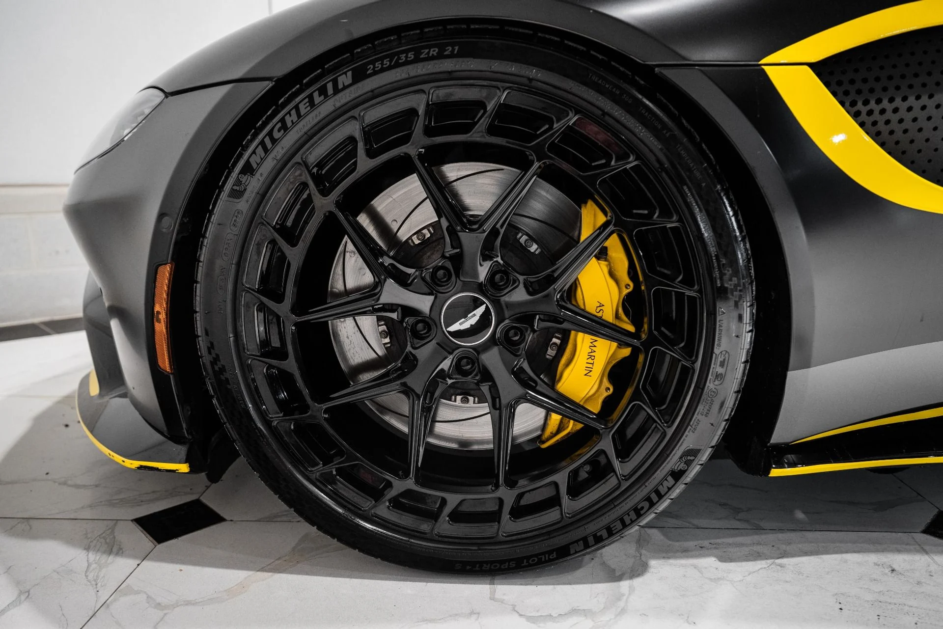 mph003_1790741797_Used_2019_Aston_Martin_Vantage_1765989078_6466de2c8a