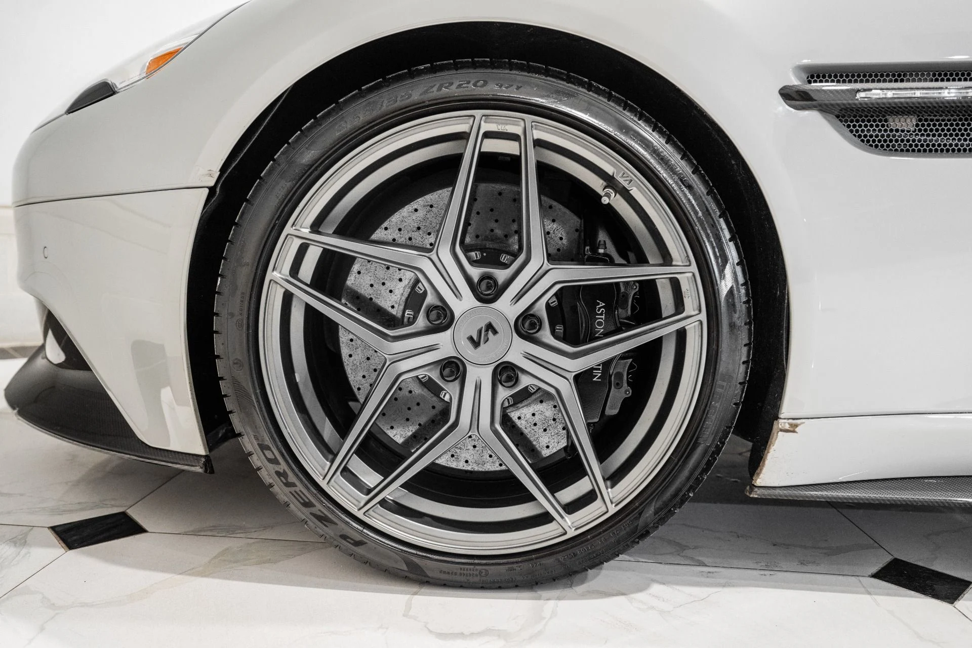 mph003_1895383135_Used_2016_Aston_Martin_Vanquish_V12_1770132200_0c62f8bf03