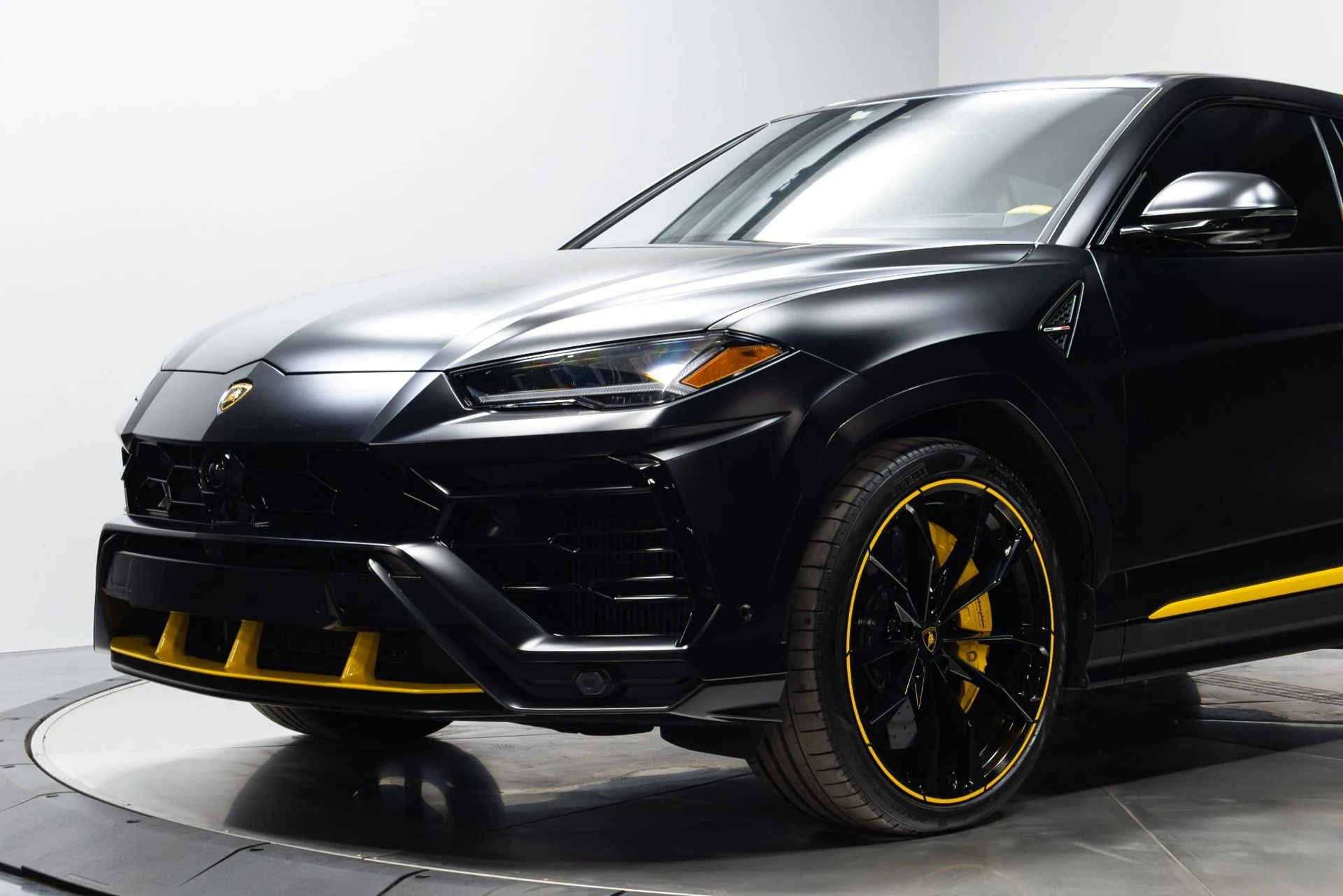 mph003_1937289488_Used_2022_Lamborghini_Urus_Graphite_Capsule_1775757245_27a53e8893