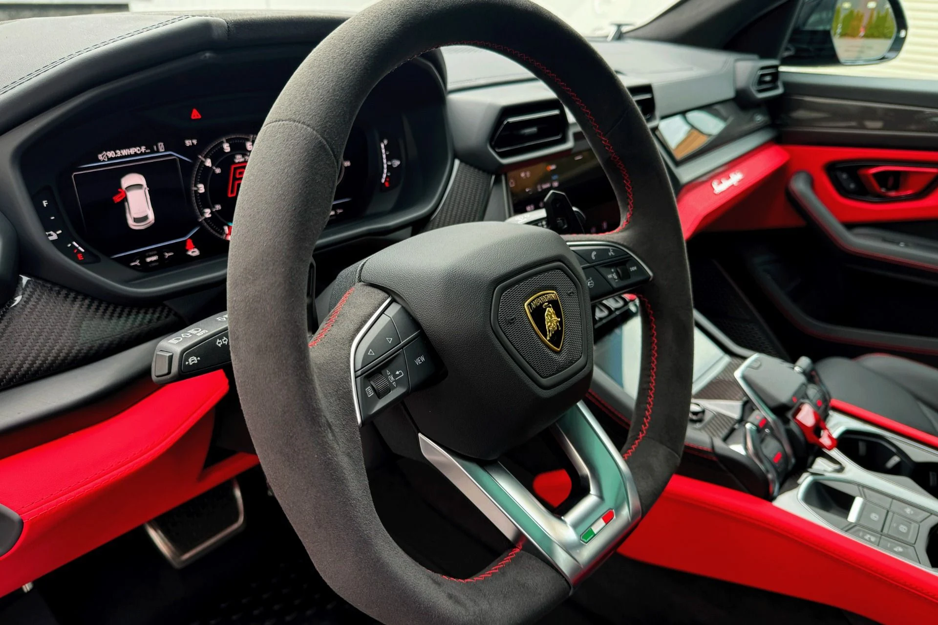 mph003_1995923865_Used_2025_Lamborghini_Urus_SE_1744358419_85d5236f65