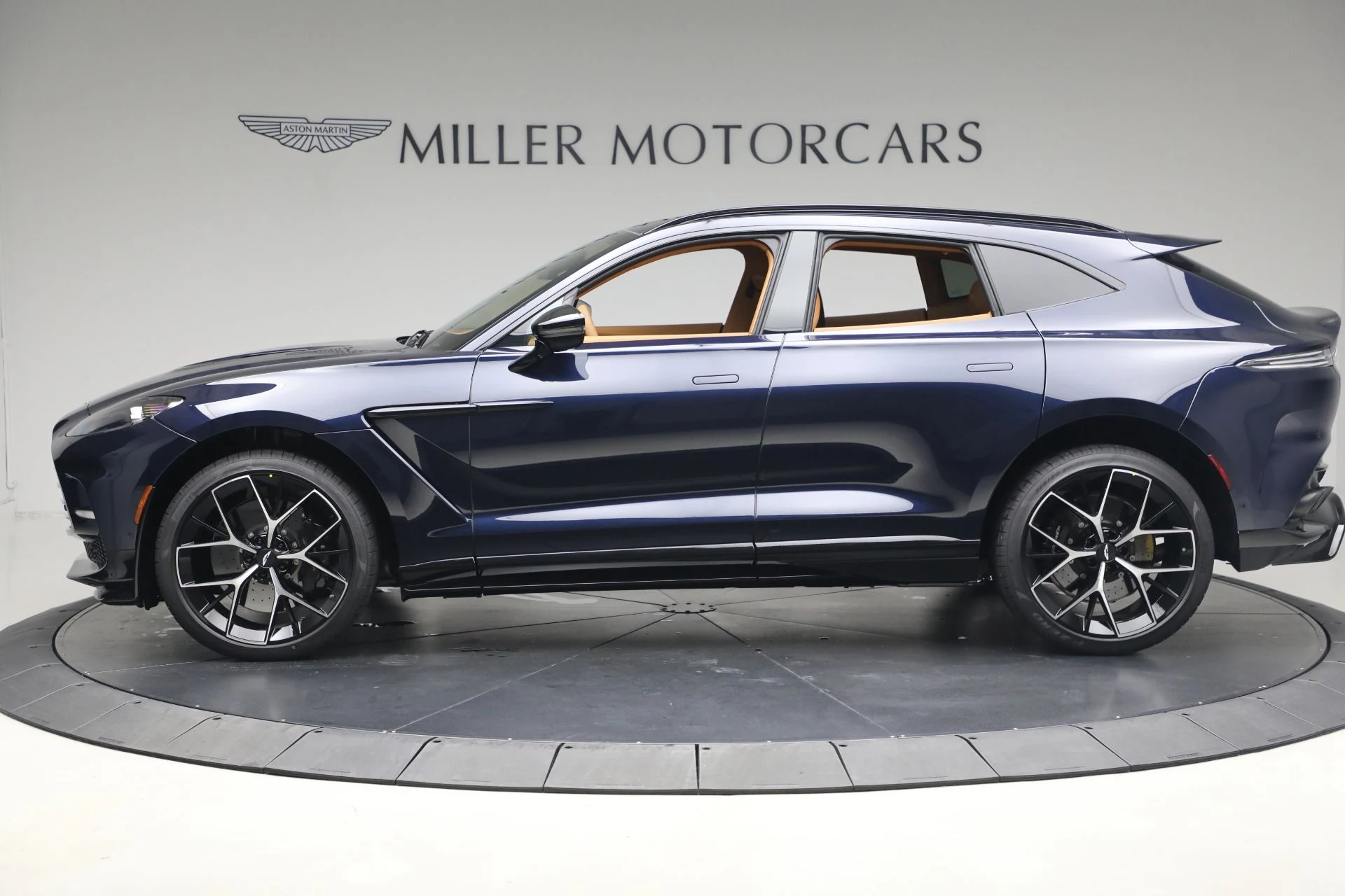 mph003_2018761735_New_2026_Aston_Martin_DBX_707_1766528371_cd426db763