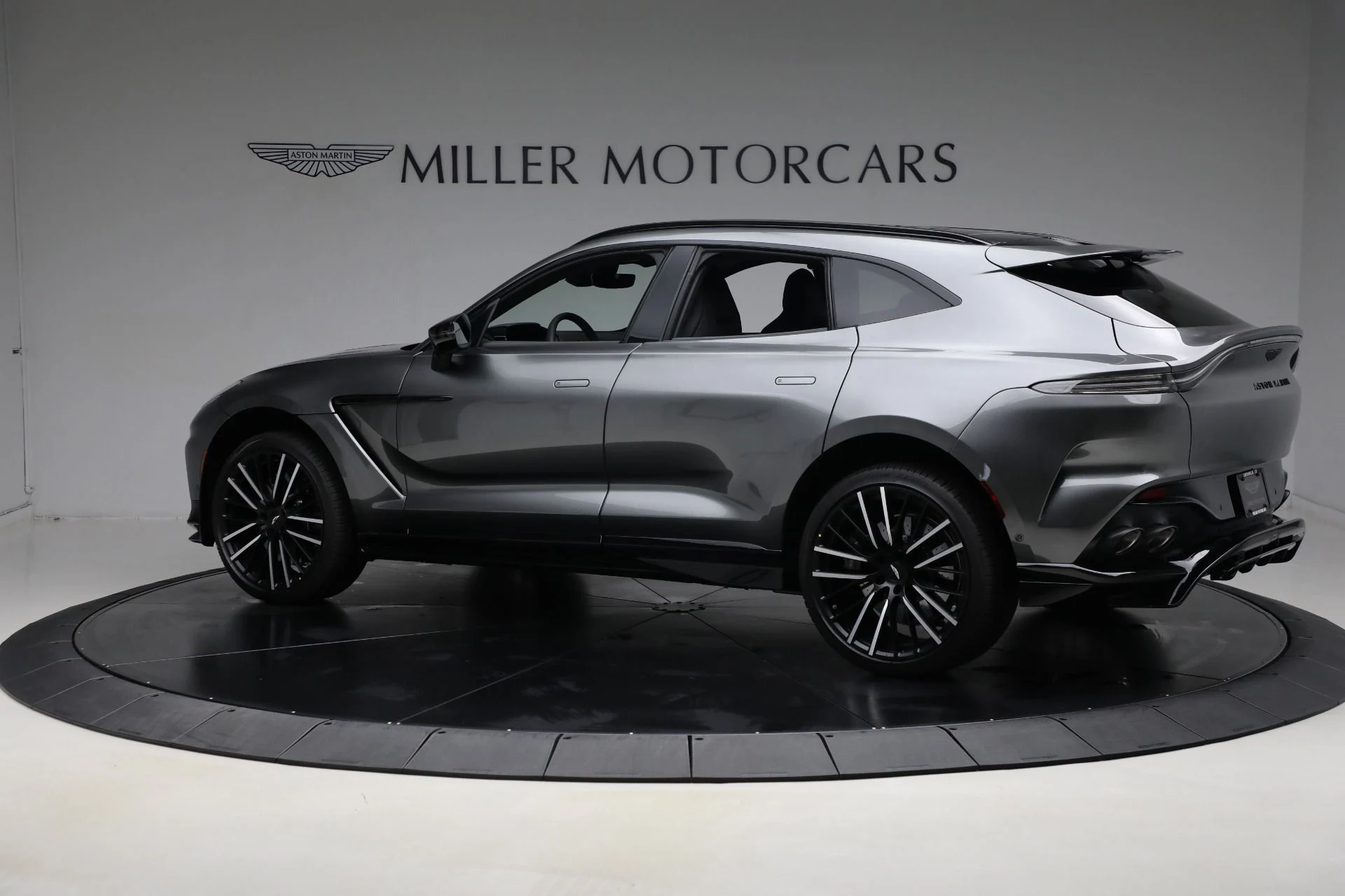 mph003_2022621601_New_2025_Aston_Martin_DBX_707_b30a48683f