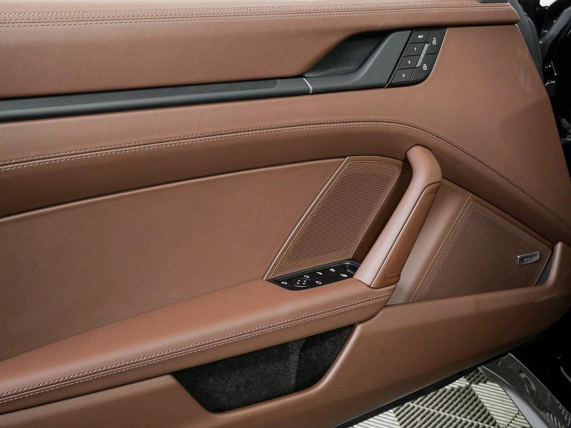 mph003_2023382274_b_T_Ujug_E_Dsy9jyljial9wt_yn_Em_A_3653fd80eb