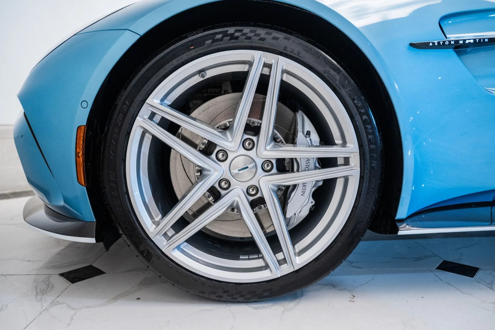 mph003_2068985527_Used_2025_Aston_Martin_Vantage_Coupe_1741617065_58abcc3d32