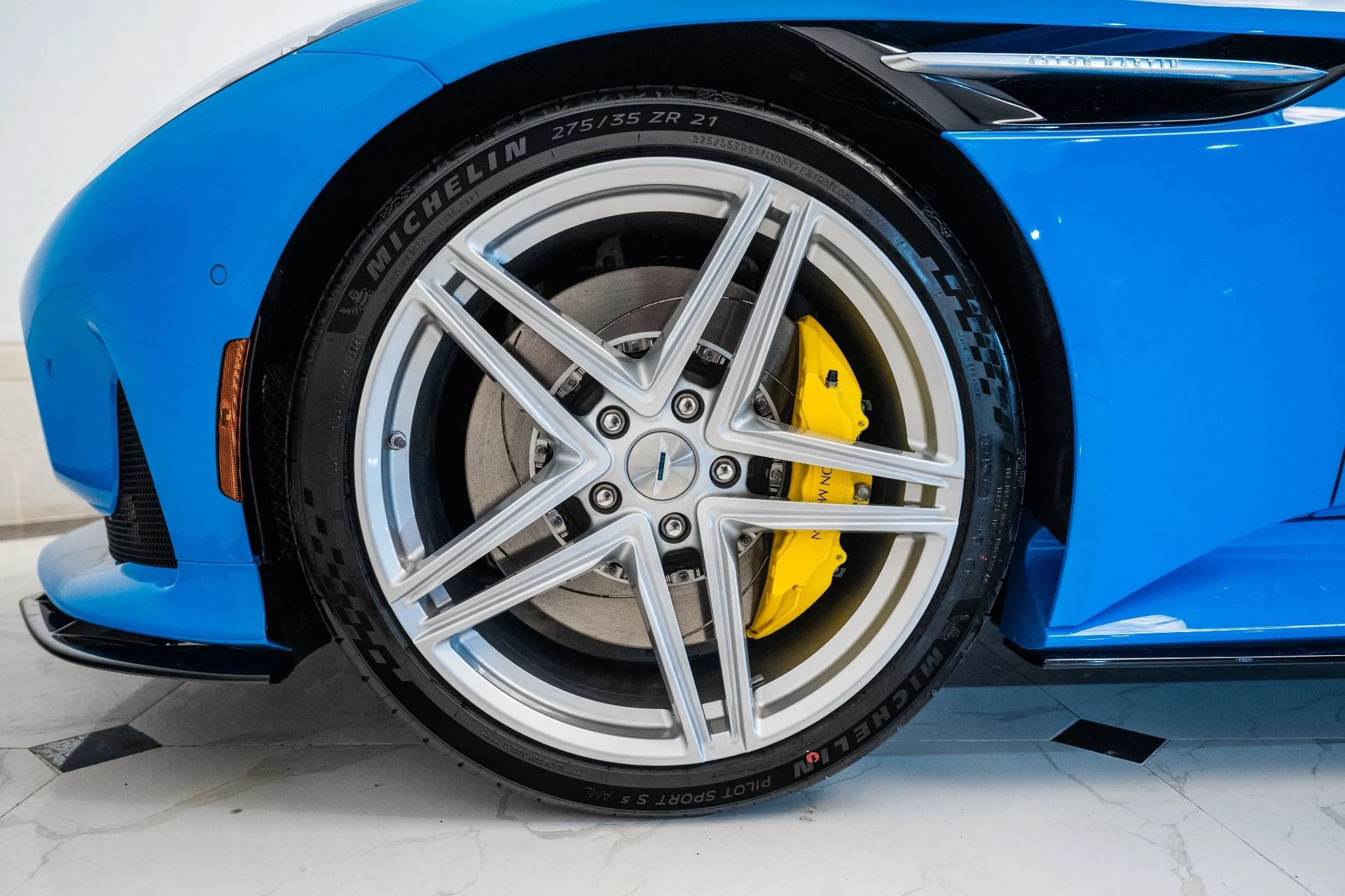 mph003_2073653668_Used_2025_Aston_Martin_DB_12_Volante_1741214270_a8ad668009