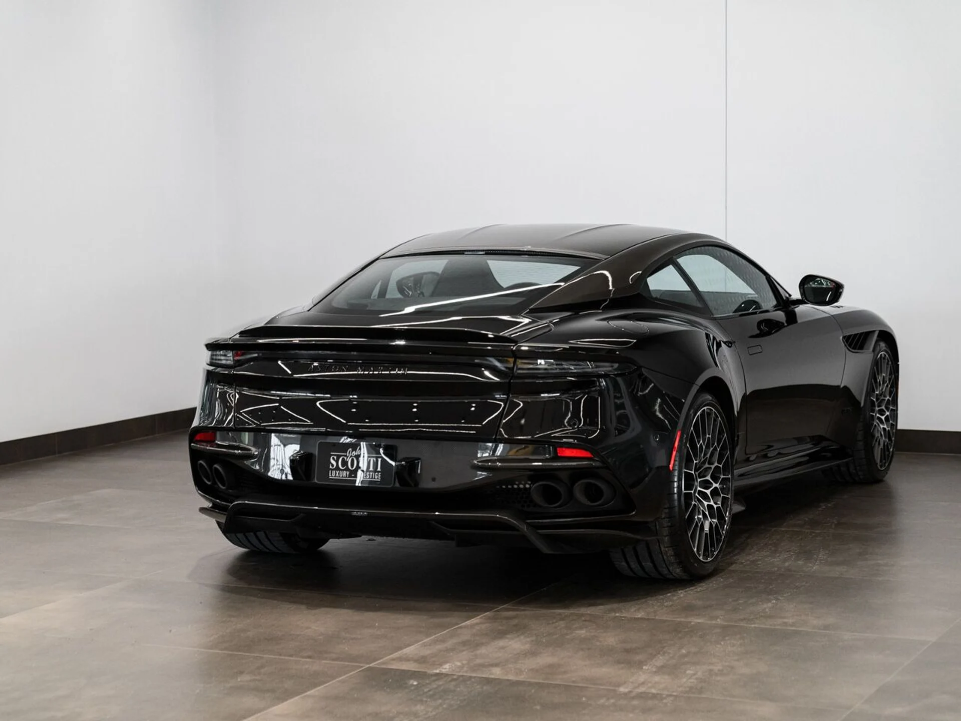 mph003_2091892064_aston_martin_dbs_2023_jpg_v_1758918548_09b0cb61cc