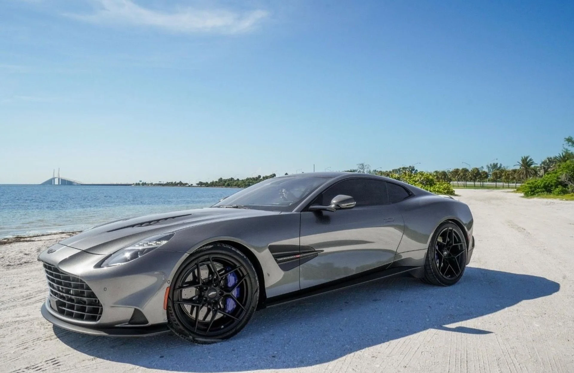 mph003_2119178842_Used_2025_Aston_Martin_Vanquish_1792440115_55537b5270