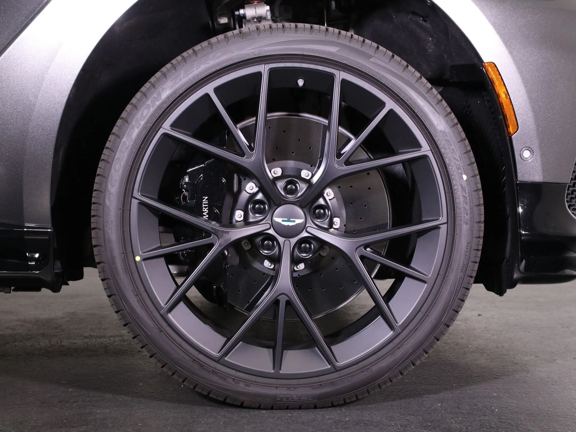 mph003_2122555039_New_2025_Aston_Martin_DBX_707_1742253294_1519ea57fc