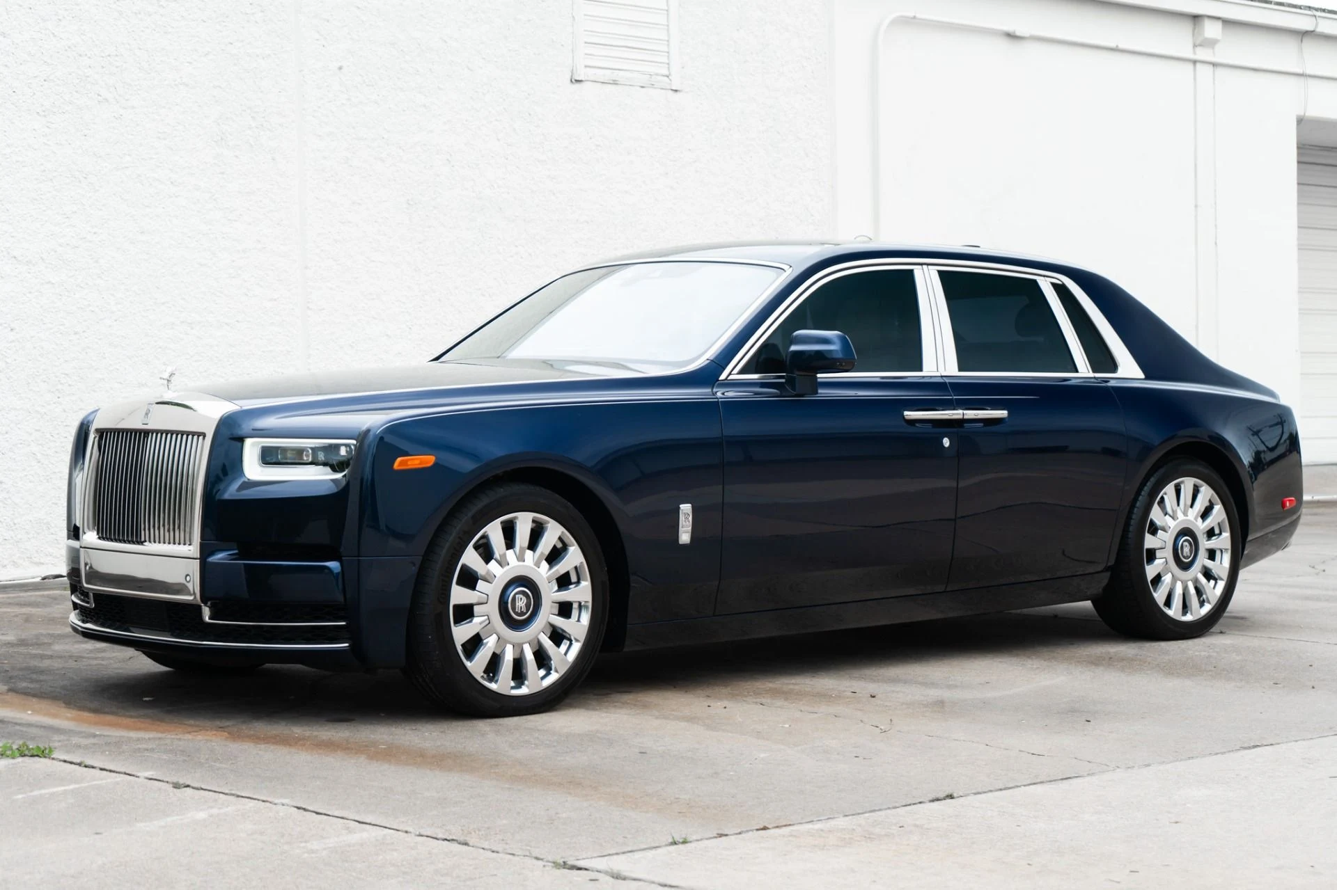 mph003_2123445492_Used_2022_Rolls_Royce_Phantom_1778012232_52387faa44