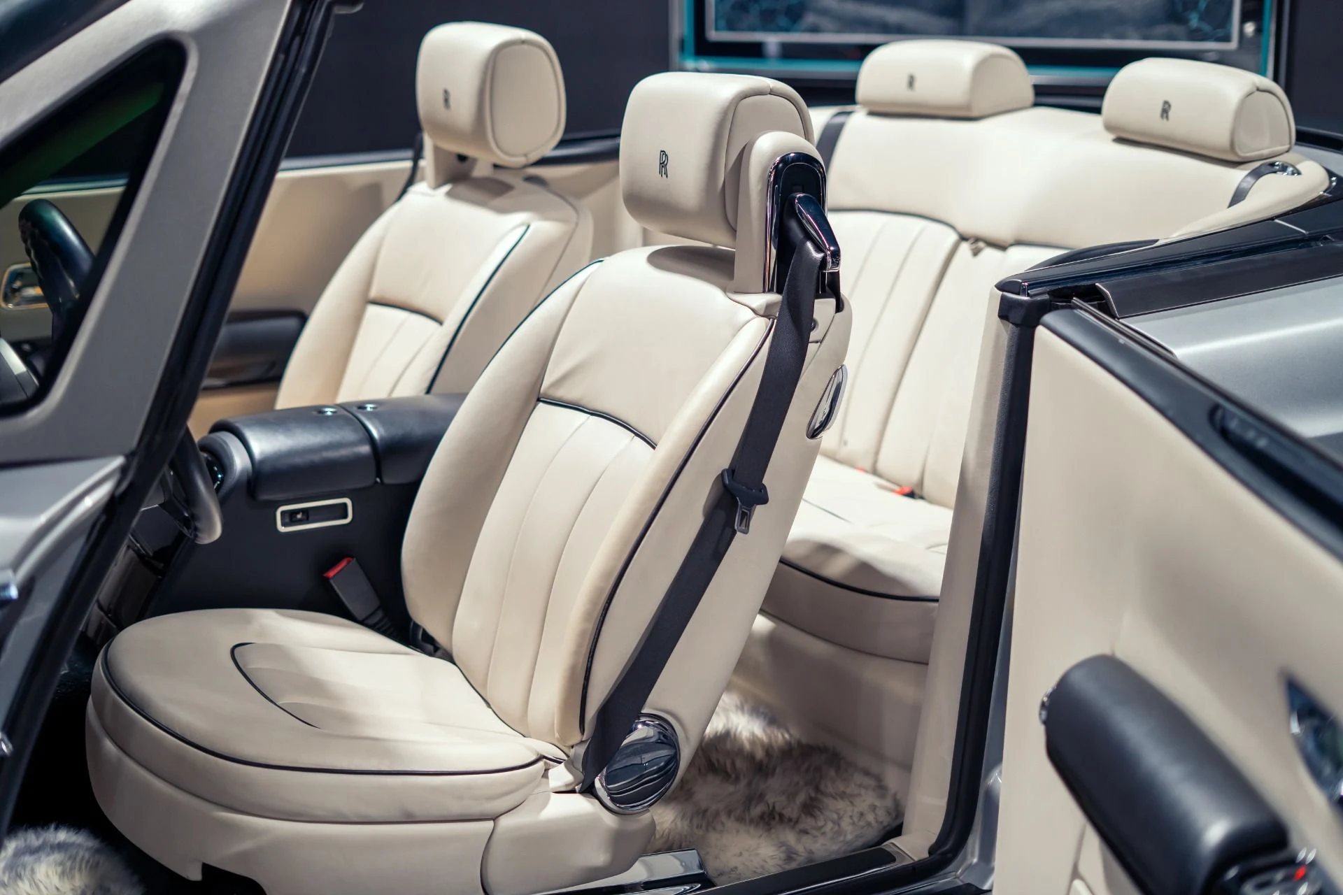mph003_2154358519_Used_2014_Rolls_Royce_Phantom_Drophead_Coupe_1785564931_f38ffa286b