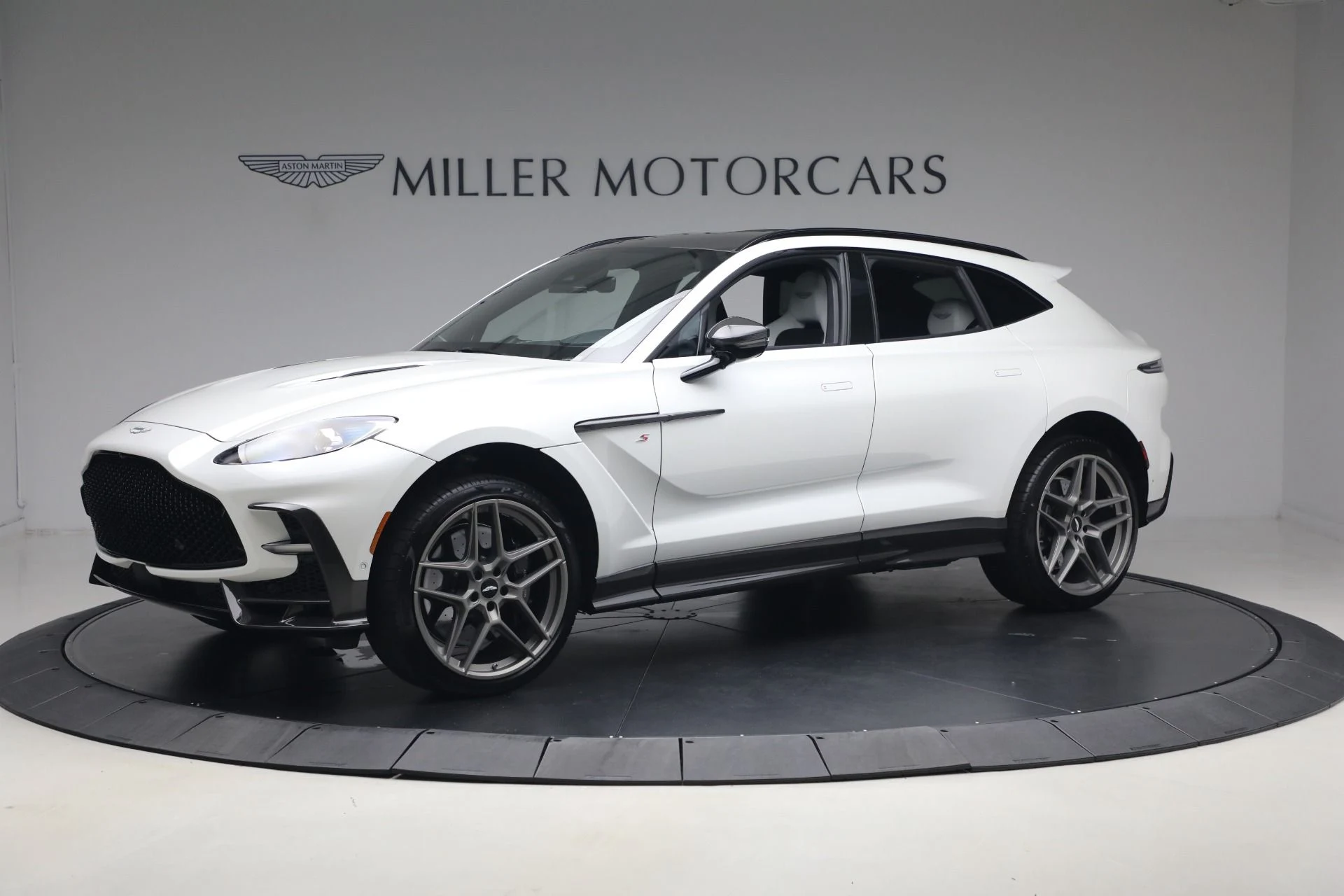 mph003_2200940302_New_2026_Aston_Martin_DBX_S_1779888036_9ad51a65f4